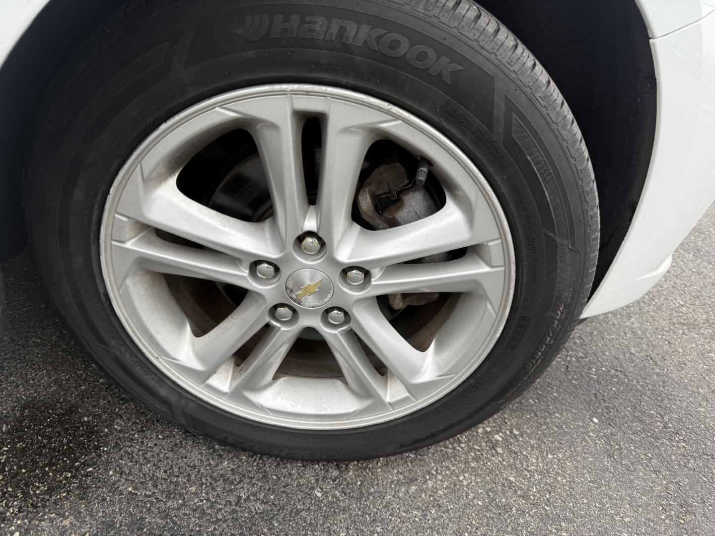 2017 White /Black Chevrolet Cruze LT Auto (1G1BE5SM7H7) with an 1.4L I4 DOHC 16V TURBO engine, Automatic transmission, located at 11115 Chardon Rd. , Chardon, OH, 44024, (440) 214-9705, 41.580246, -81.241943 - 2017 Chevrolet Cruze LT – Exceptional Fuel Economy, Modern Features, and Comfortable Driving Experience efficient and stylish driving with this 2017 Chevrolet Cruze LT. Powered by a spirited 1.4L turbocharged EcoTec engine paired with a smooth 6-speed automatic transmission, this sedan provides - Photo#5