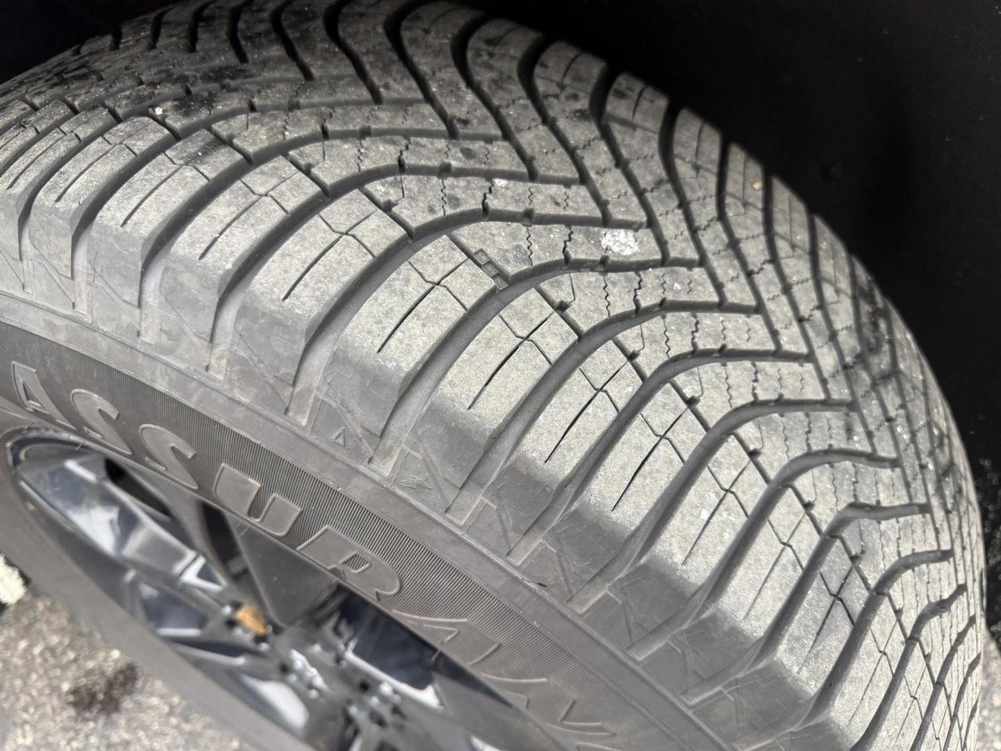 2022 Black /Black Chevrolet Traverse LT Leather AWD (1GNEVHKW6NJ) with an 3.6L V6 DOHC 24V engine, Automatic transmission, located at 11115 Chardon Rd. , Chardon, OH, 44024, (440) 214-9705, 41.580246, -81.241943 - 2022 Chevrolet Traverse LT Leather AWD – Bold Style, Premium Comfort, and Advanced Safety Make a statement with this stunning 2022 Chevrolet Traverse LT Leather AWD in Mosaic Black Metallic, featuring eye-catching 18" black wheels for a sporty, sophisticated look. Under the hood, a powerful 3.6 - Photo#5