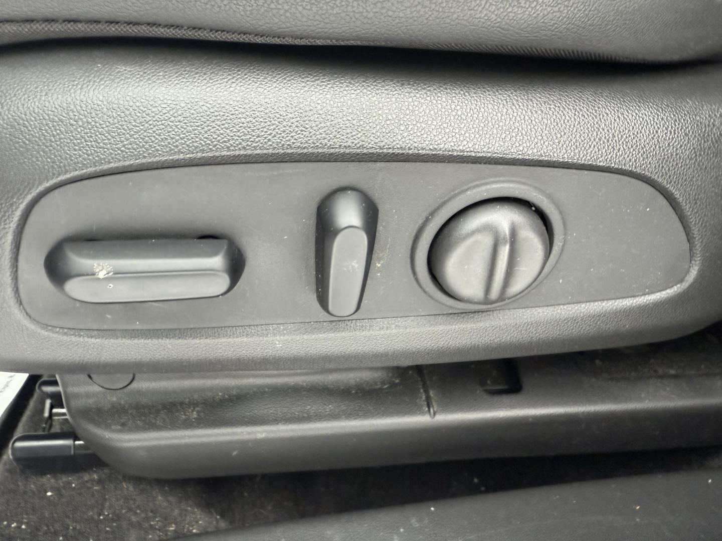 2023 White /Black Buick Encore GX Preferred AWD (KL4MMCSL9PB) with an 1.3L I3 TURBO engine, Automatic transmission, located at 547 E. Main St., Orwell, OH, 44076, (440) 437-5893, 41.535435, -80.847855 - One Owner ---- 2022 Buick Encore GX Preferred AWD – Modern Comfort, Advanced Safety, and All-Weather Confidence Upgrade your daily drive with this 2022 Buick Encore GX Preferred AWD. Powered by a fuel-efficient 1.3L turbocharged EcoTec engine and a responsive 9-speed automatic transmission, thi - Photo#11