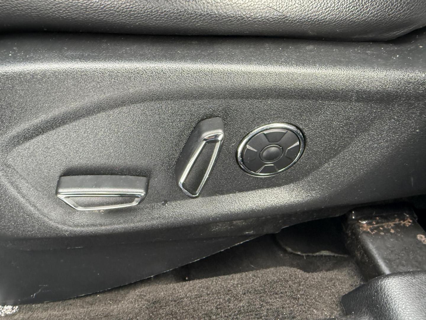 2017 White /Black Ford Explorer Limited 4WD (1FM5K8F8XHG) with an 3.5L V6 DOHC 24V engine, Automatic transmission, located at 11115 Chardon Rd. , Chardon, OH, 44024, (440) 214-9705, 41.580246, -81.241943 - 2017 Ford Explorer Limited 4WD – Luxurious Comfort, Advanced Safety, and Versatile Performance Experience the perfect combination of sophistication and capability with this 2017 Ford Explorer Limited 4WD. Powered by a responsive 3.5L V6 engine and a smooth 6-speed automatic transmission, it del - Photo#7