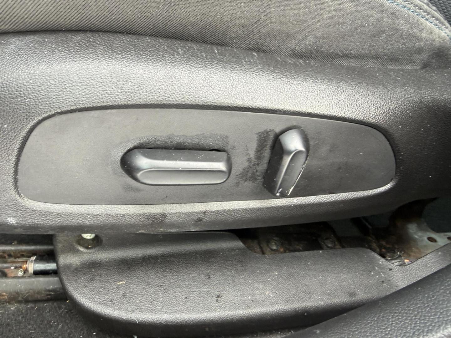 2017 Red /Black Chevrolet Cruze LT Auto (3G1BE5SM3HS) with an 1.4L I4 DOHC 16V TURBO engine, Automatic transmission, located at 547 E. Main St., Orwell, OH, 44076, (440) 437-5893, 41.535435, -80.847855 - Photo#6