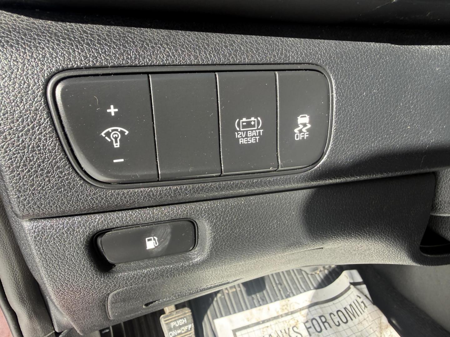 2018 Red /Black Kia Niro LX (KNDCB3LC3J5) with an 1.6L I4 DOHC 16V HYBRID engine, Automatic transmission, located at 11115 Chardon Rd. , Chardon, OH, 44024, (440) 214-9705, 41.580246, -81.241943 - 2018 Kia Niro LX – Hybrid Efficiency, Modern Comfort, and Advanced Technology Save on every drive with this 2018 Kia Niro LX, a hybrid that blends impressive fuel economy with everyday practicality. Powered by a 1.6L I4 engine paired with a 43 HP electric motor and a responsive 6-speed dual-clu - Photo#7