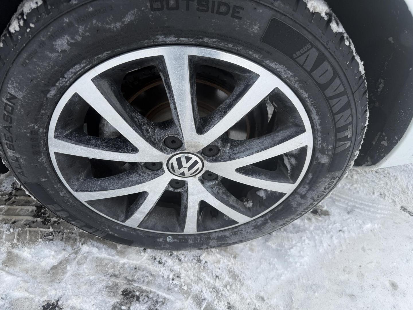 2017 White /Tan Volkswagen Jetta 1.4T SE 6A (3VWDB7AJXHM) with an 1.4L I4 DOHC 20V Turbo engine, Automatic transmission, located at 11115 Chardon Rd. , Chardon, OH, 44024, (440) 214-9705, 41.580246, -81.241943 - 2017 Volkswagen Jetta SE – Efficient Performance, Modern Safety, and Everyday Comfort Enjoy the perfect combination of sporty performance and premium features with this 2017 Volkswagen Jetta SE. Powered by an efficient 1.4L turbocharged I4 engine and a smooth 6-speed automatic transmission, thi - Photo#26