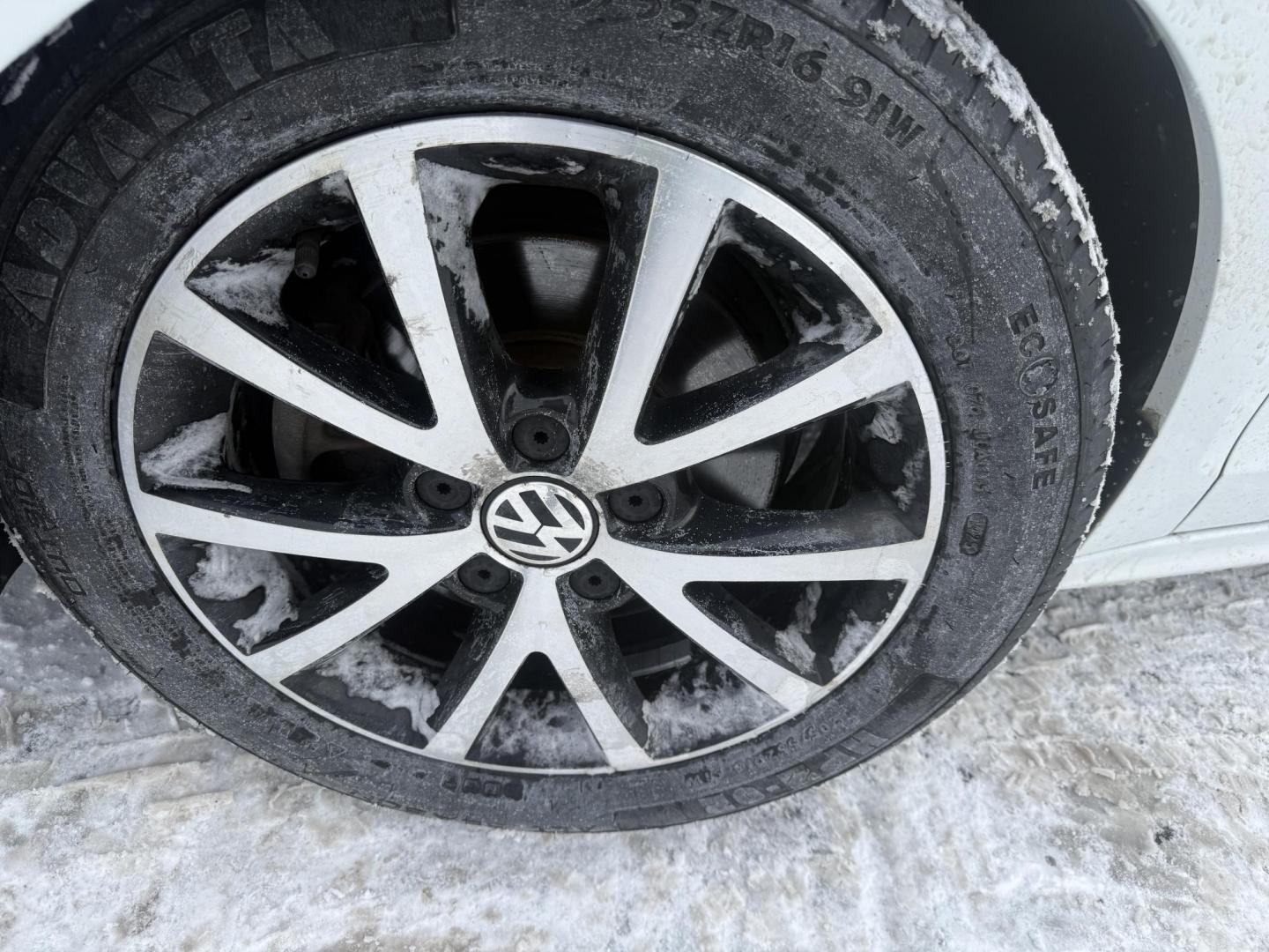 2017 White /Tan Volkswagen Jetta 1.4T SE 6A (3VWDB7AJXHM) with an 1.4L I4 DOHC 20V Turbo engine, Automatic transmission, located at 11115 Chardon Rd. , Chardon, OH, 44024, (440) 214-9705, 41.580246, -81.241943 - 2017 Volkswagen Jetta SE – Efficient Performance, Modern Safety, and Everyday Comfort Enjoy the perfect combination of sporty performance and premium features with this 2017 Volkswagen Jetta SE. Powered by an efficient 1.4L turbocharged I4 engine and a smooth 6-speed automatic transmission, thi - Photo#28