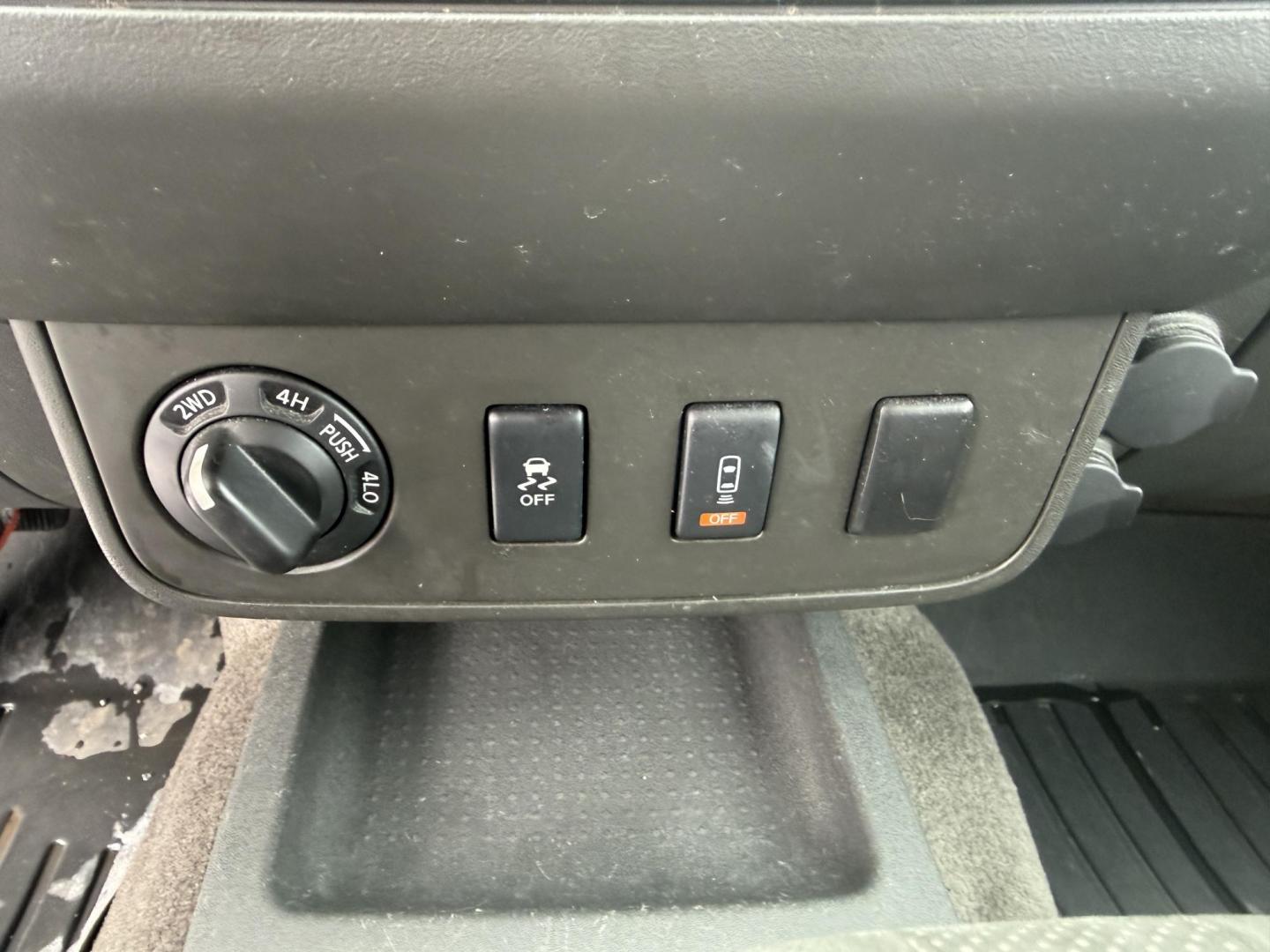 2013 Silver /Gray Nissan Frontier SV V6 King Cab 4WD (1N6AD0CW2DN) with an 4.0L V6 DOHC 24V engine, Automatic transmission, located at 11115 Chardon Rd. , Chardon, OH, 44024, (440) 214-9705, 41.580246, -81.241943 - 2013 Nissan Frontier SV King Cab 4WD – Rugged Capability, Reliable Performance, and Everyday Comfort Take on any job or adventure with this 2013 Nissan Frontier SV King Cab 4WD. Powered by a robust 4.0L V6 engine and 5-speed automatic transmission, this midsize truck offers a strong 6,300-pound - Photo#13