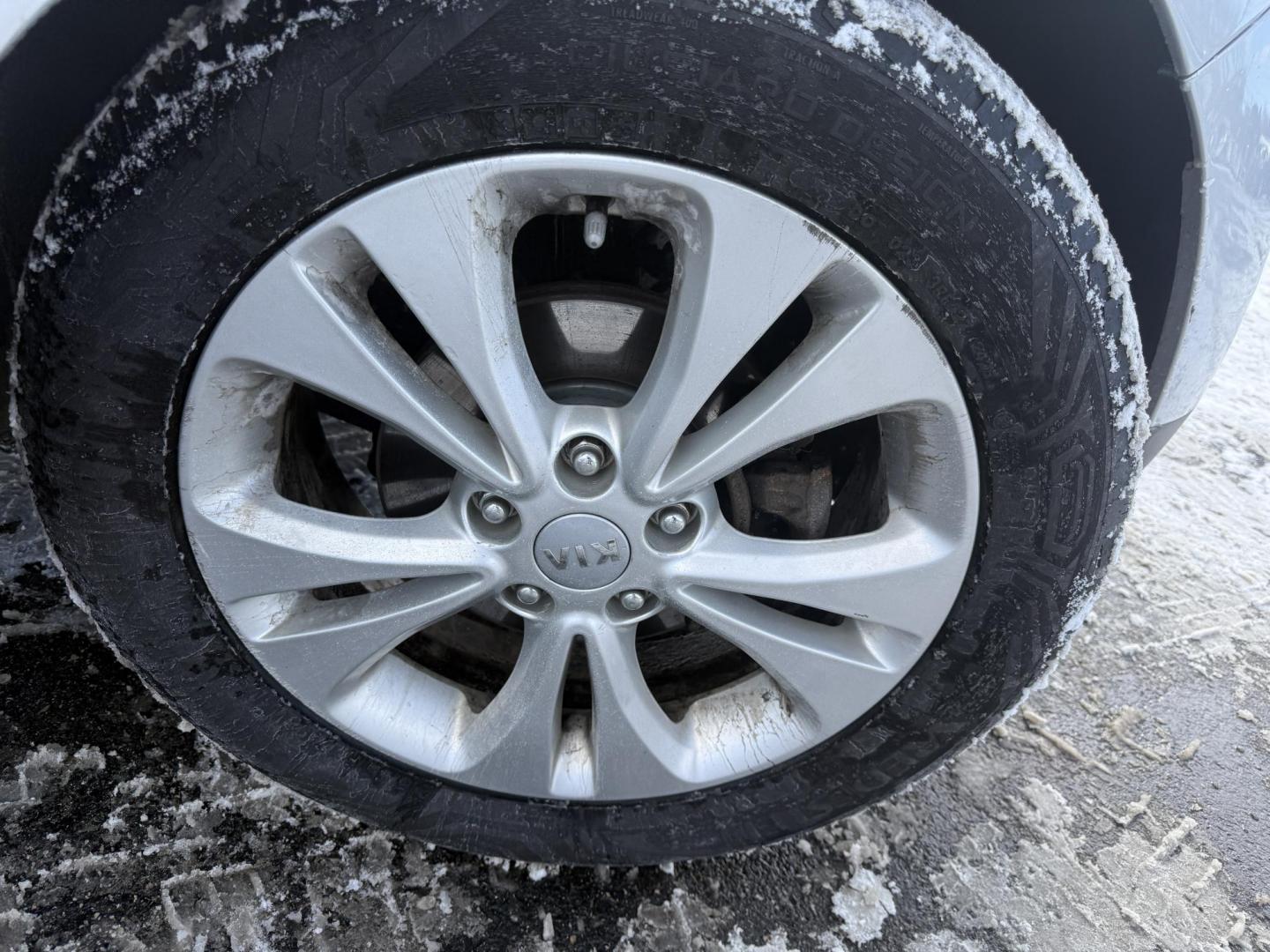 2017 Silver /Black Kia Soul (KNDJN2A23H7) with an 1.6L I4 DOHC 16V engine, 6 Speed Manual transmission, located at 11115 Chardon Rd. , Chardon, OH, 44024, (440) 214-9705, 41.580246, -81.241943 - Photo#4