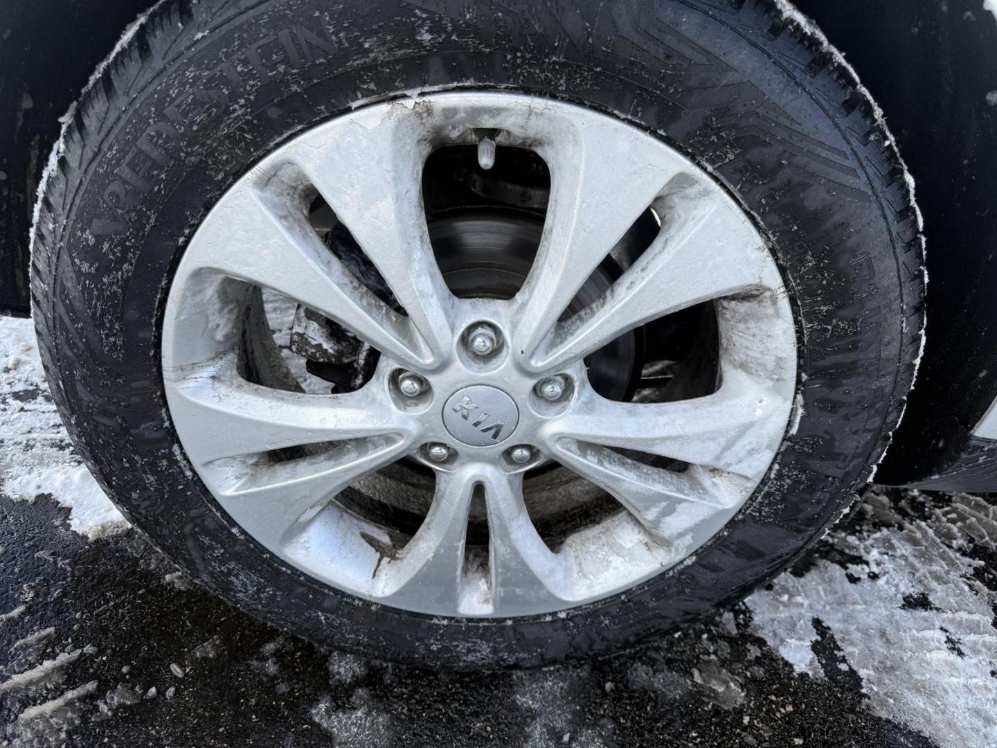 2017 Silver /Black Kia Soul (KNDJN2A23H7) with an 1.6L I4 DOHC 16V engine, 6 Speed Manual transmission, located at 11115 Chardon Rd. , Chardon, OH, 44024, (440) 214-9705, 41.580246, -81.241943 - Photo#16