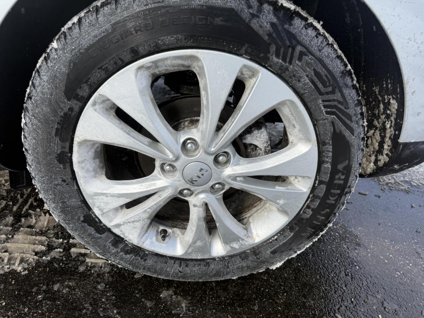 2017 Silver /Black Kia Soul (KNDJN2A23H7) with an 1.6L I4 DOHC 16V engine, 6 Speed Manual transmission, located at 11115 Chardon Rd. , Chardon, OH, 44024, (440) 214-9705, 41.580246, -81.241943 - Photo#21