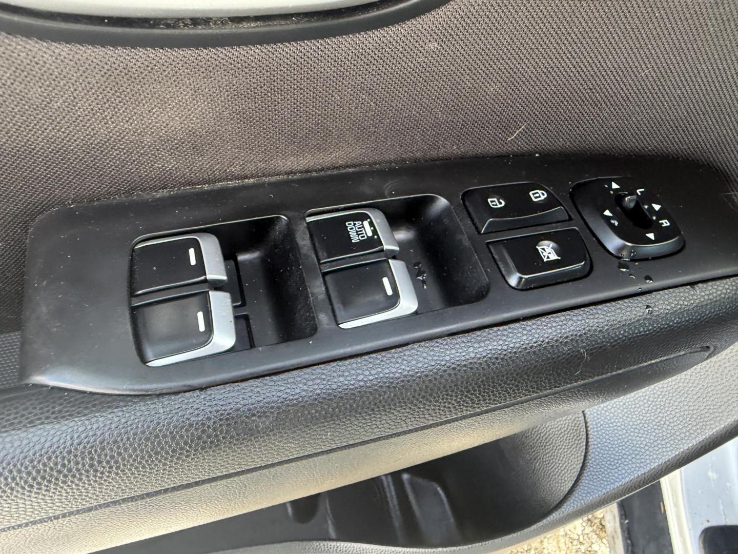 2017 Silver /Black Kia Soul (KNDJN2A23H7) with an 1.6L I4 DOHC 16V engine, 6 Speed Manual transmission, located at 11115 Chardon Rd. , Chardon, OH, 44024, (440) 214-9705, 41.580246, -81.241943 - Photo#25