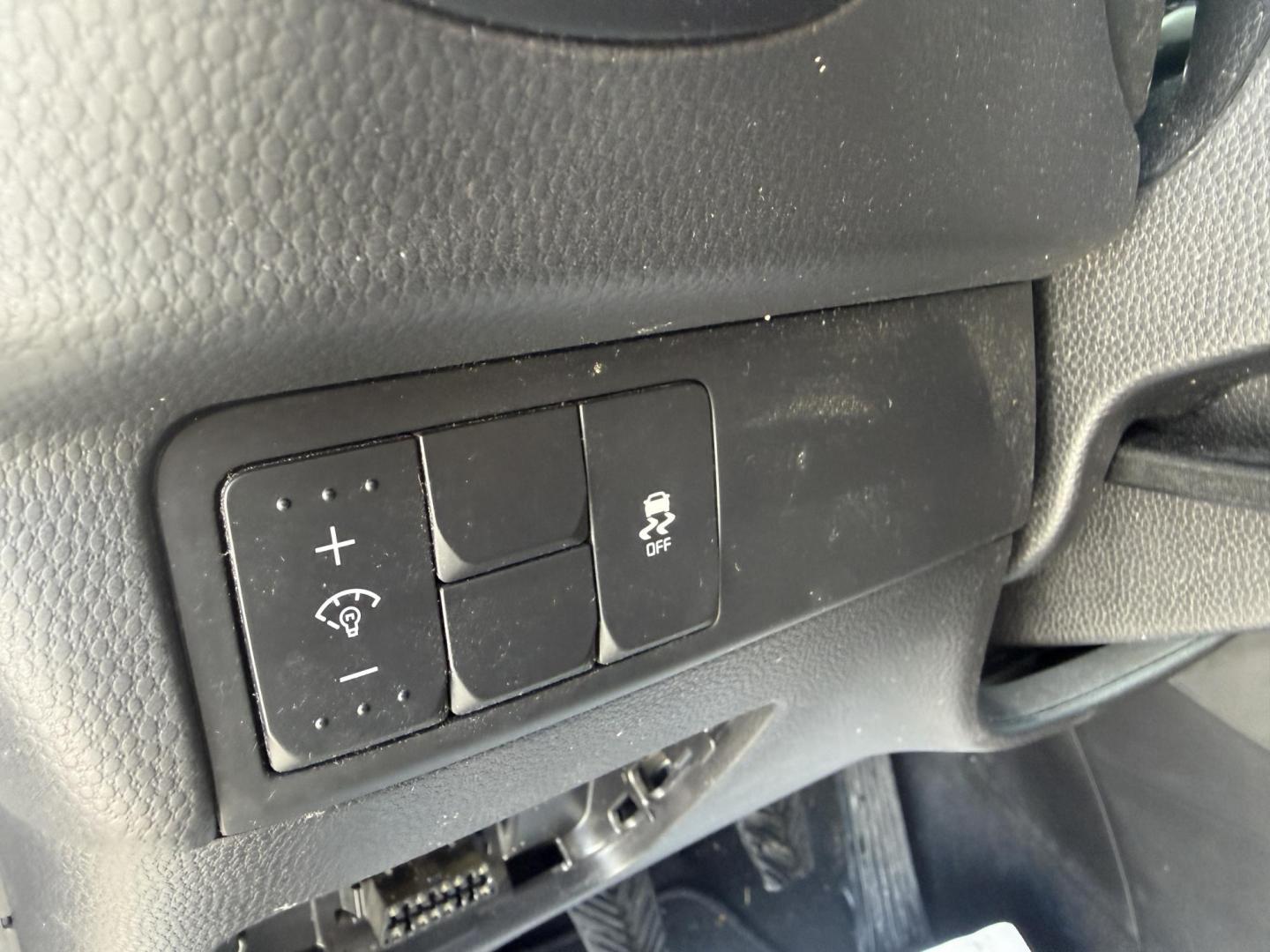 2017 Silver /Black Kia Soul (KNDJN2A23H7) with an 1.6L I4 DOHC 16V engine, 6 Speed Manual transmission, located at 11115 Chardon Rd. , Chardon, OH, 44024, (440) 214-9705, 41.580246, -81.241943 - Photo#26