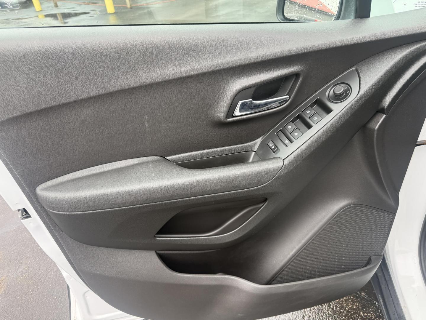 2017 White /Black Chevrolet Trax LT AWD (3GNCJPSB7HL) with an 1.4L I4 DOHC 16V TURBO engine, Automatic transmission, located at 547 E. Main St., Orwell, OH, 44076, (440) 437-5893, 41.535435, -80.847855 - 2017 Chevrolet Trax LT AWD – Turbo Fun, All-Weather Grip, and Loaded with Everyday Winners! This zippy 2017 Chevrolet Trax LT AWD is the perfect compact crossover that punches way above its weight! Powered by a lively 1.4L Turbocharged EcoTec I4 engine paired with a smooth 6-speed automatic trans - Photo#30