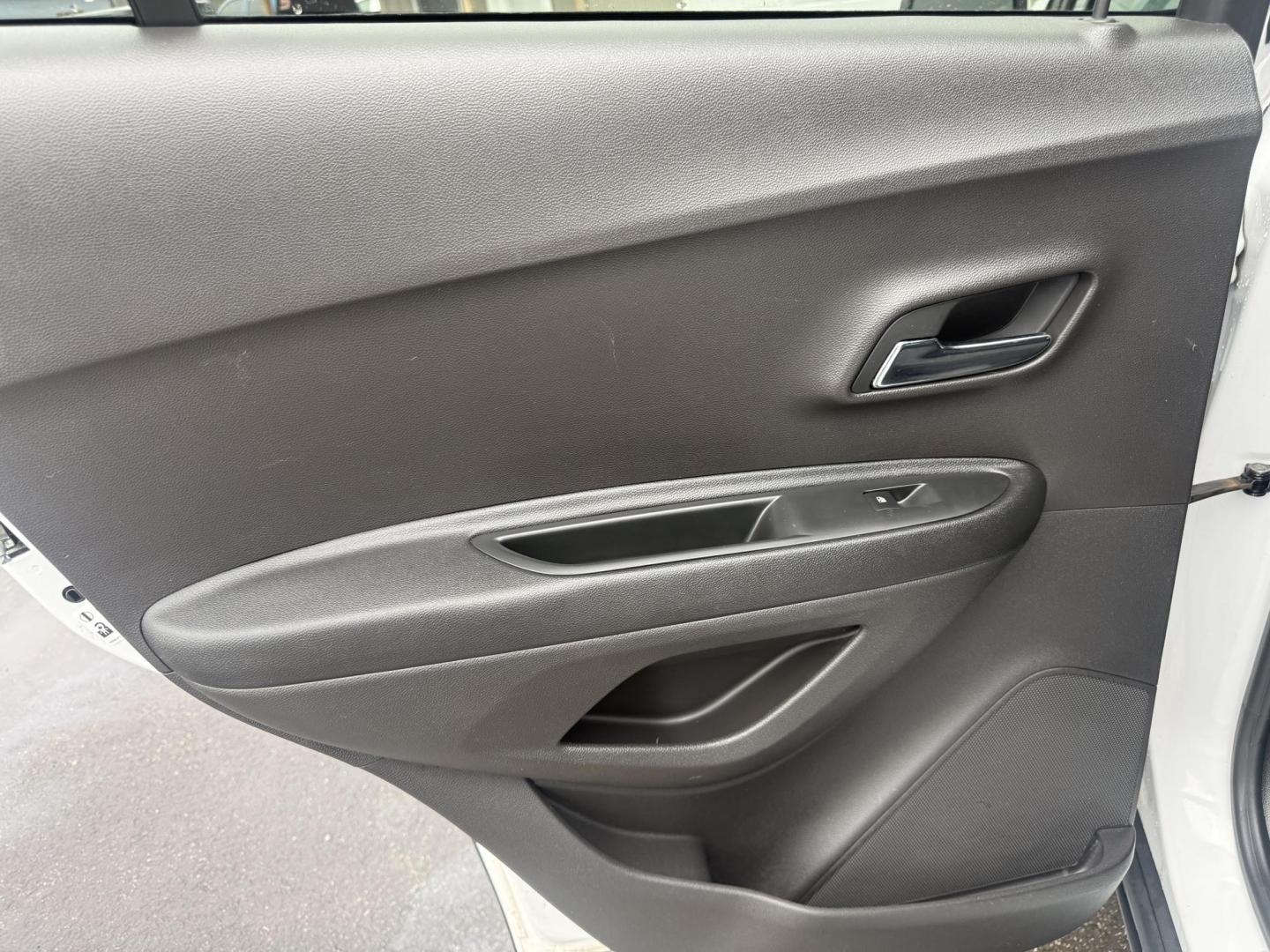 2017 White /Black Chevrolet Trax LT AWD (3GNCJPSB7HL) with an 1.4L I4 DOHC 16V TURBO engine, Automatic transmission, located at 547 E. Main St., Orwell, OH, 44076, (440) 437-5893, 41.535435, -80.847855 - 2017 Chevrolet Trax LT AWD – Turbo Fun, All-Weather Grip, and Loaded with Everyday Winners! This zippy 2017 Chevrolet Trax LT AWD is the perfect compact crossover that punches way above its weight! Powered by a lively 1.4L Turbocharged EcoTec I4 engine paired with a smooth 6-speed automatic trans - Photo#34