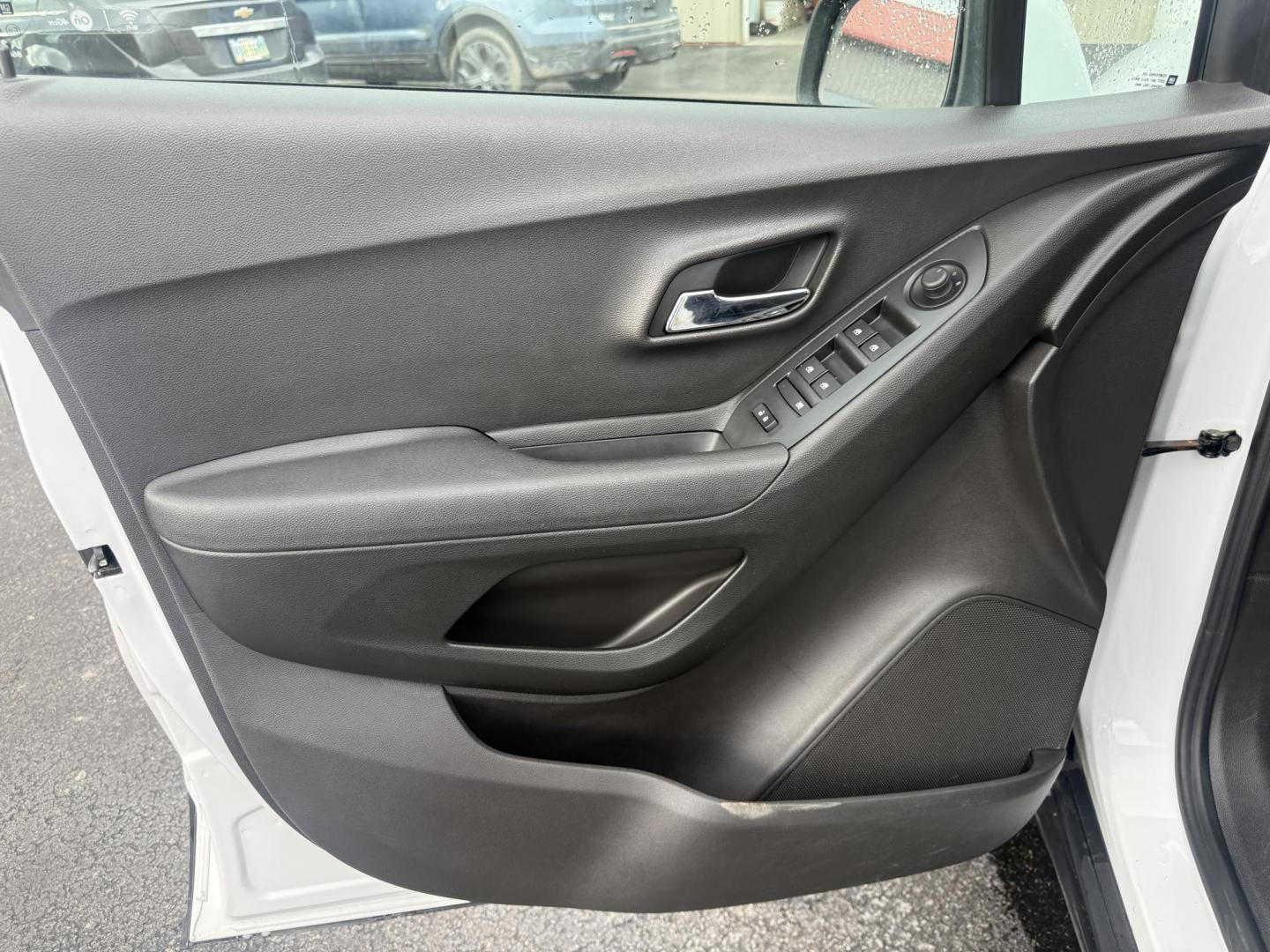 2017 White /Black Chevrolet Trax LT AWD (3GNCJPSB7HL) with an 1.4L I4 DOHC 16V TURBO engine, Automatic transmission, located at 547 E. Main St., Orwell, OH, 44076, (440) 437-5893, 41.535435, -80.847855 - 2017 Chevrolet Trax LT AWD – Turbo Fun, All-Weather Grip, and Loaded with Everyday Winners! This zippy 2017 Chevrolet Trax LT AWD is the perfect compact crossover that punches way above its weight! Powered by a lively 1.4L Turbocharged EcoTec I4 engine paired with a smooth 6-speed automatic trans - Photo#8