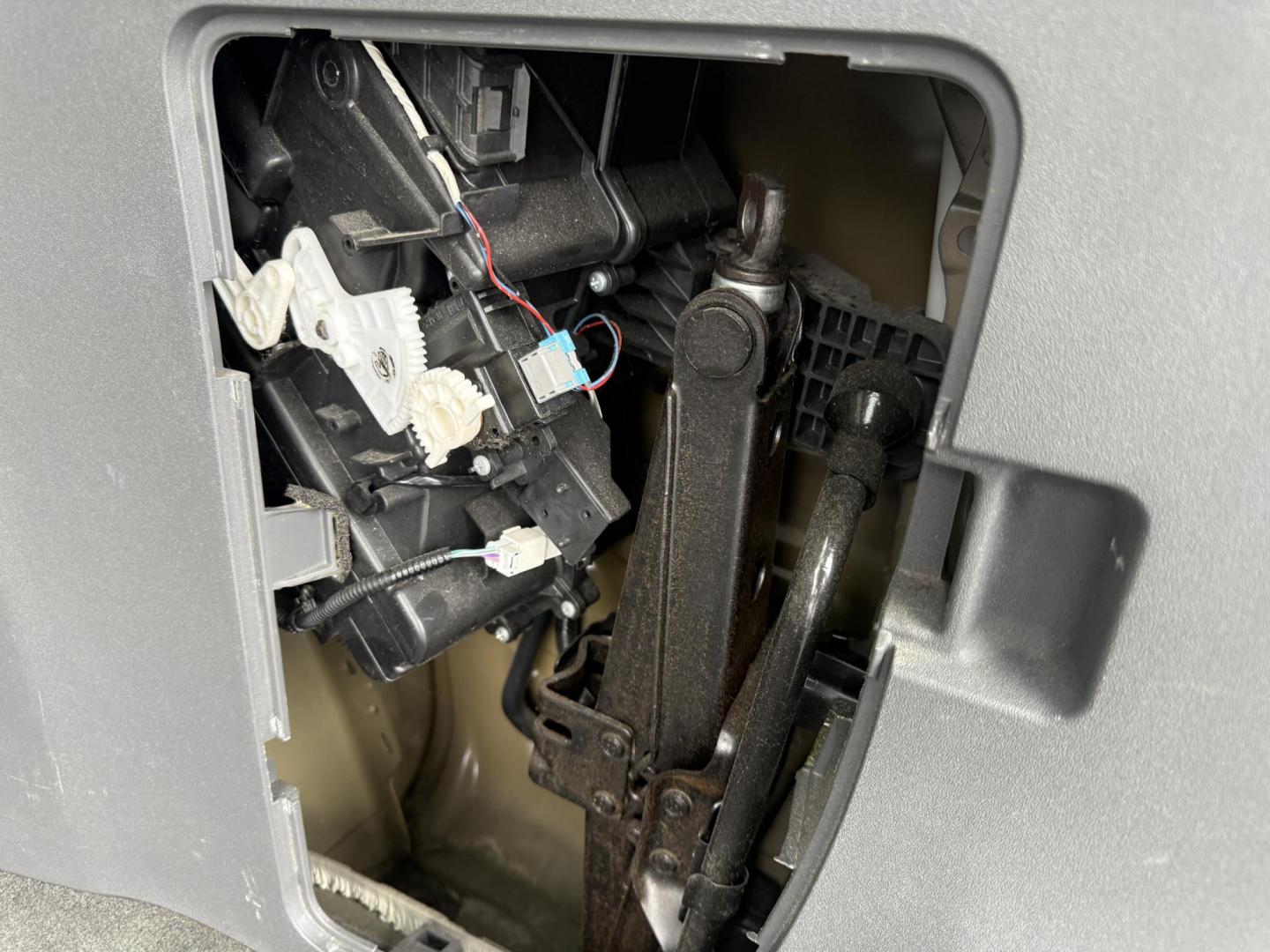 2017 Black /Gray Toyota Sienna XLE 7-Passenger AWD (5TDDZ3DC6HS) with an 3.5L V6 EFI DOHC 24V engine, Automatic transmission, located at 547 E. Main St., Orwell, OH, 44076, (440) 437-5893, 41.535435, -80.847855 - 2017 Toyota Sienna XLE AWD – The Ultimate Family Adventure Van Loaded with Comfort & Confidence! This 2017 Toyota Sienna XLE AWD is the gold standard for family hauling – spacious, reliable, and packed with premium features that make every trip a breeze! Powered by the smooth, proven 3.5L D-4S - Photo#41