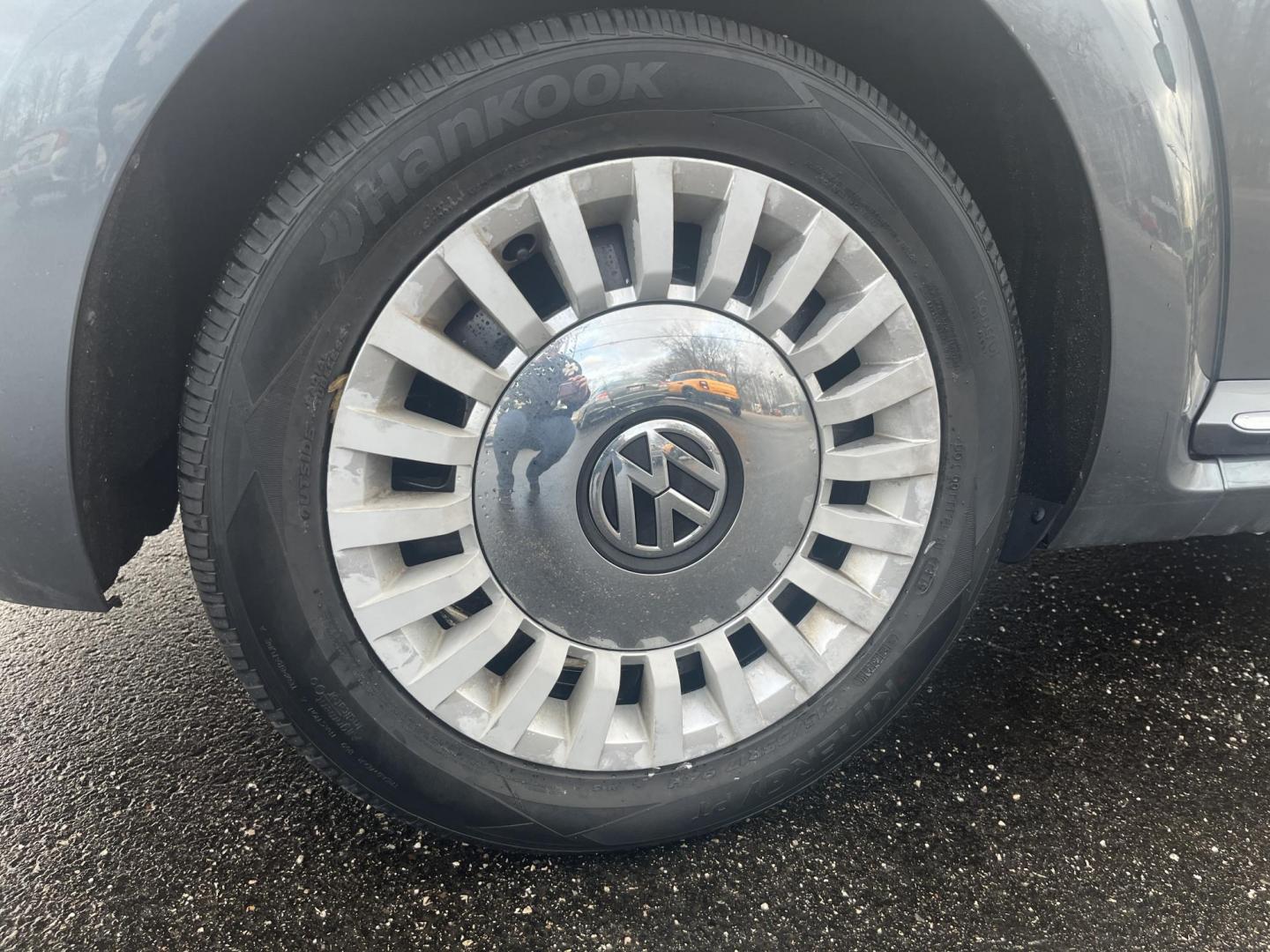 2015 Gray /Black Volkswagen Beetle 1.8T (3VWJ17ATXFM) with an 1.8L I4 DOHC 16V Turbo engine, Automatic transmission, located at 11115 Chardon Rd. , Chardon, OH, 44024, (440) 214-9705, 41.580246, -81.241943 - 2015 Volkswagen Beetle 1.8T – Iconic Style, Turbo Kick, and Pure Fun on Every Drive! This timeless 2015 Volkswagen Beetle 1.8T is ready to turn heads and put a smile on your face! Powered by a peppy 1.8L Turbocharged I4 engine paired with a smooth 6-speed automatic transmission, it delivers livel - Photo#8