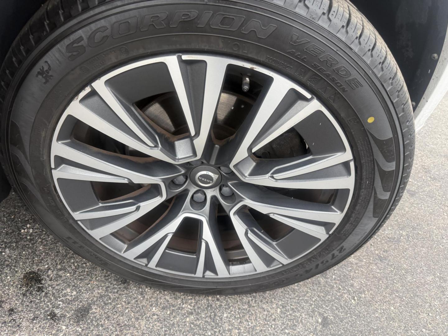 2020 White /Black Volvo XC90 T5 Momentum (YV4102PK7L1) with an 2.0L I4 DOHC 16V Turbo engine, Automatic transmission, located at 11115 Chardon Rd. , Chardon, OH, 44024, (440) 214-9705, 41.580246, -81.241943 - 2020 Volvo XC90 T5 AWD Momentum – Scandinavian Luxury, Top Safety, and Family-Ready Sophistication! This stunning 2020 Volvo XC90 T5 Momentum AWD is the pinnacle of safe, upscale driving! Powered by a refined 2.0L Turbocharged I4 engine with a silky 8-speed automatic transmission and intelligent - Photo#5