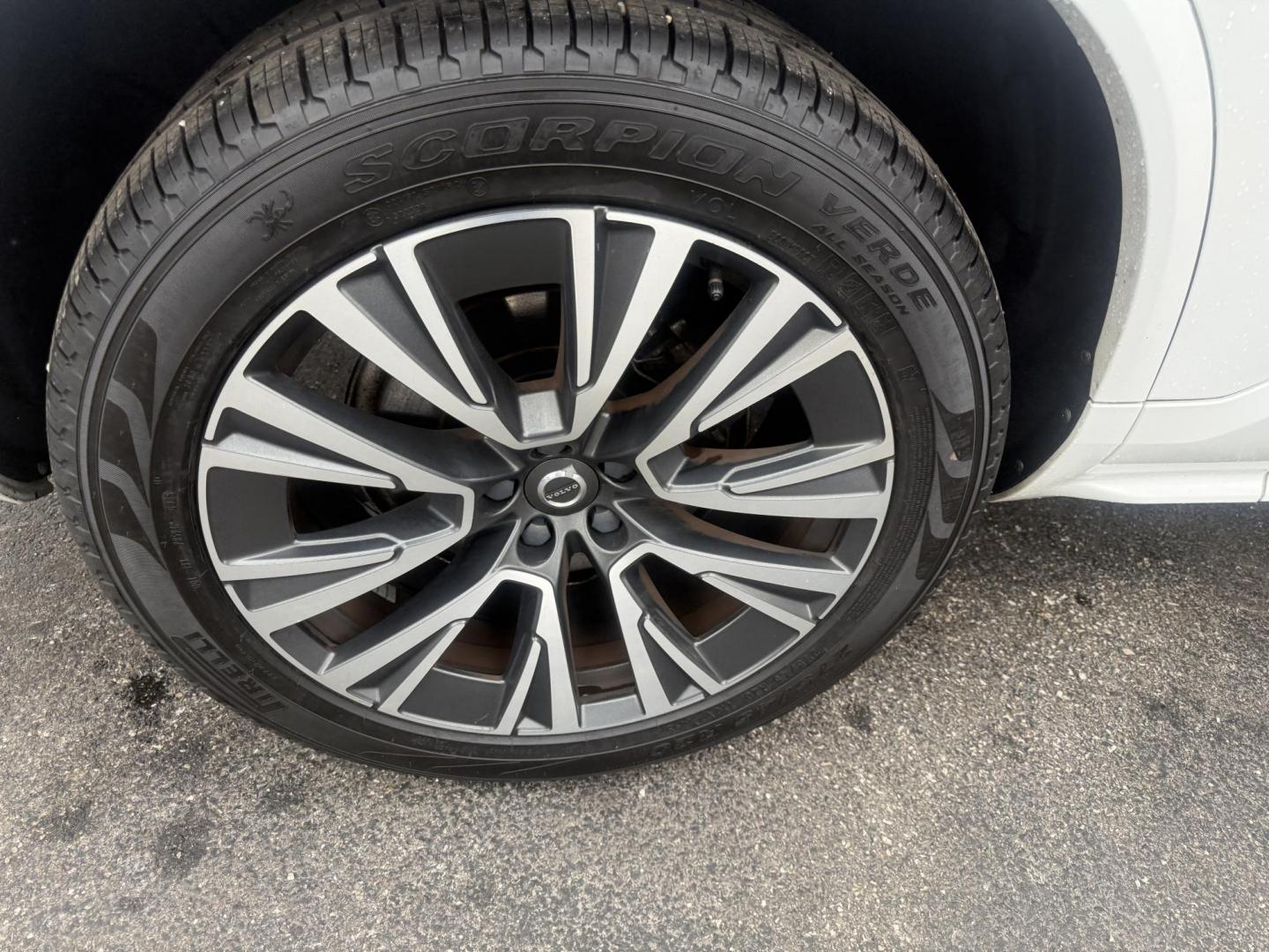 2020 White /Black Volvo XC90 T5 Momentum (YV4102PK7L1) with an 2.0L I4 DOHC 16V Turbo engine, Automatic transmission, located at 11115 Chardon Rd. , Chardon, OH, 44024, (440) 214-9705, 41.580246, -81.241943 - 2020 Volvo XC90 T5 AWD Momentum – Scandinavian Luxury, Top Safety, and Family-Ready Sophistication! This stunning 2020 Volvo XC90 T5 Momentum AWD is the pinnacle of safe, upscale driving! Powered by a refined 2.0L Turbocharged I4 engine with a silky 8-speed automatic transmission and intelligent - Photo#37