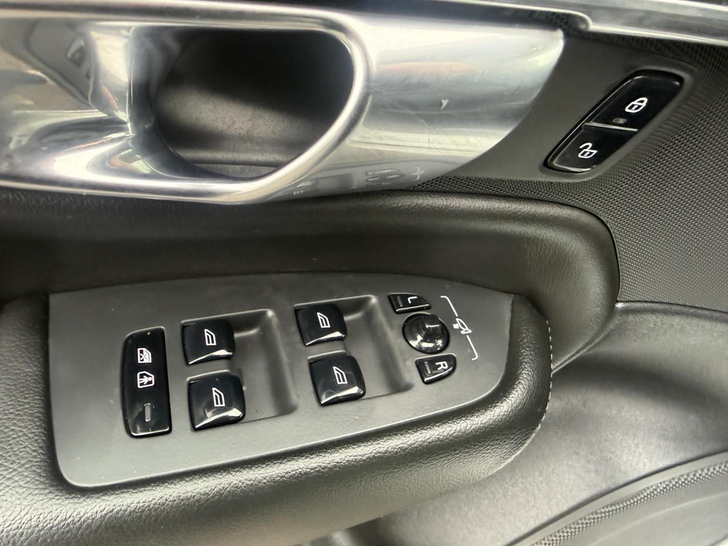 2020 White /Black Volvo XC90 T5 Momentum (YV4102PK7L1) with an 2.0L I4 DOHC 16V Turbo engine, Automatic transmission, located at 11115 Chardon Rd. , Chardon, OH, 44024, (440) 214-9705, 41.580246, -81.241943 - 2020 Volvo XC90 T5 AWD Momentum – Scandinavian Luxury, Top Safety, and Family-Ready Sophistication! This stunning 2020 Volvo XC90 T5 Momentum AWD is the pinnacle of safe, upscale driving! Powered by a refined 2.0L Turbocharged I4 engine with a silky 8-speed automatic transmission and intelligent - Photo#9