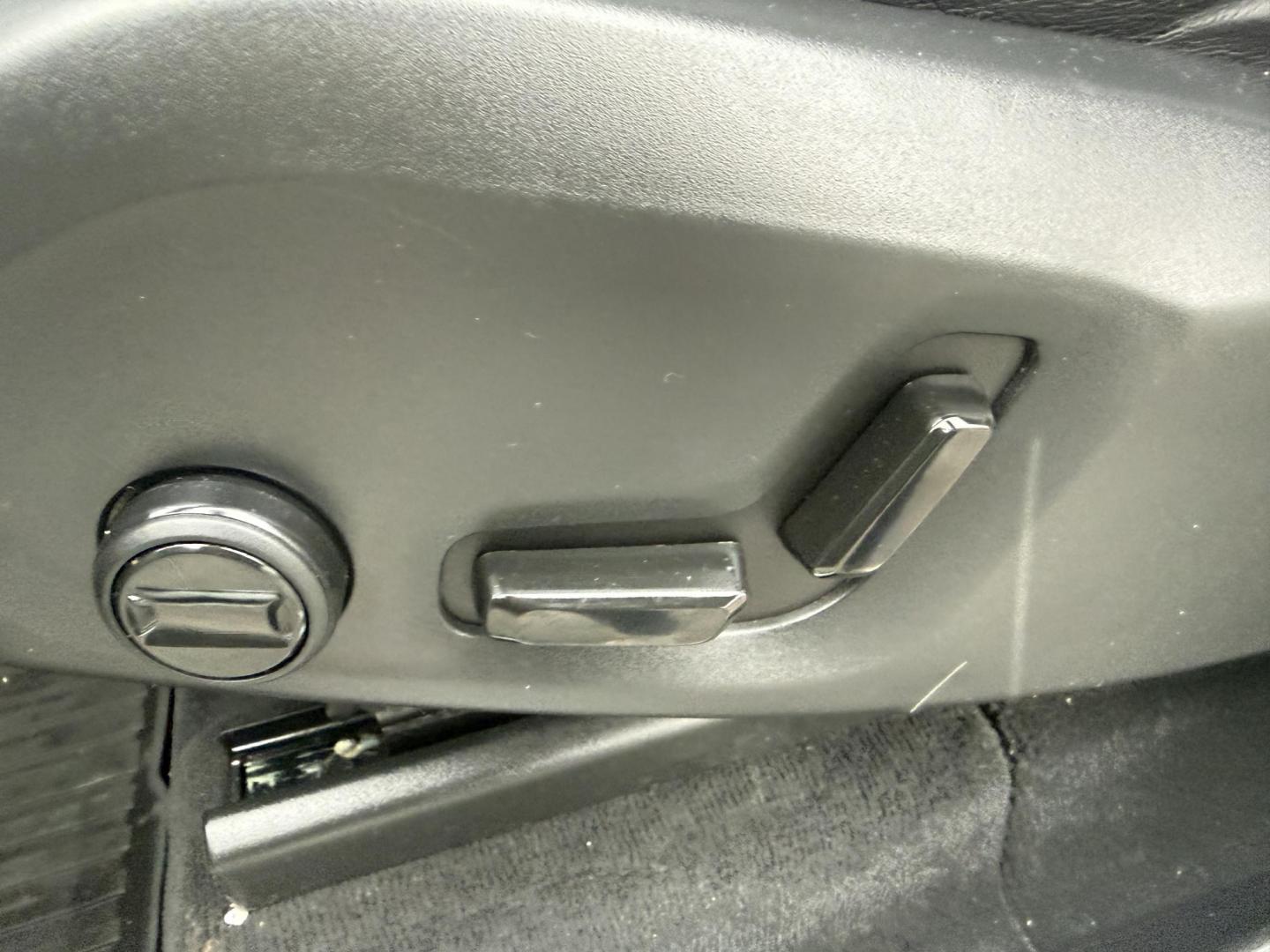 2020 White /Black Volvo XC90 T5 Momentum (YV4102PK7L1) with an 2.0L I4 DOHC 16V Turbo engine, Automatic transmission, located at 11115 Chardon Rd. , Chardon, OH, 44024, (440) 214-9705, 41.580246, -81.241943 - 2020 Volvo XC90 T5 AWD Momentum – Scandinavian Luxury, Top Safety, and Family-Ready Sophistication! This stunning 2020 Volvo XC90 T5 Momentum AWD is the pinnacle of safe, upscale driving! Powered by a refined 2.0L Turbocharged I4 engine with a silky 8-speed automatic transmission and intelligent - Photo#10