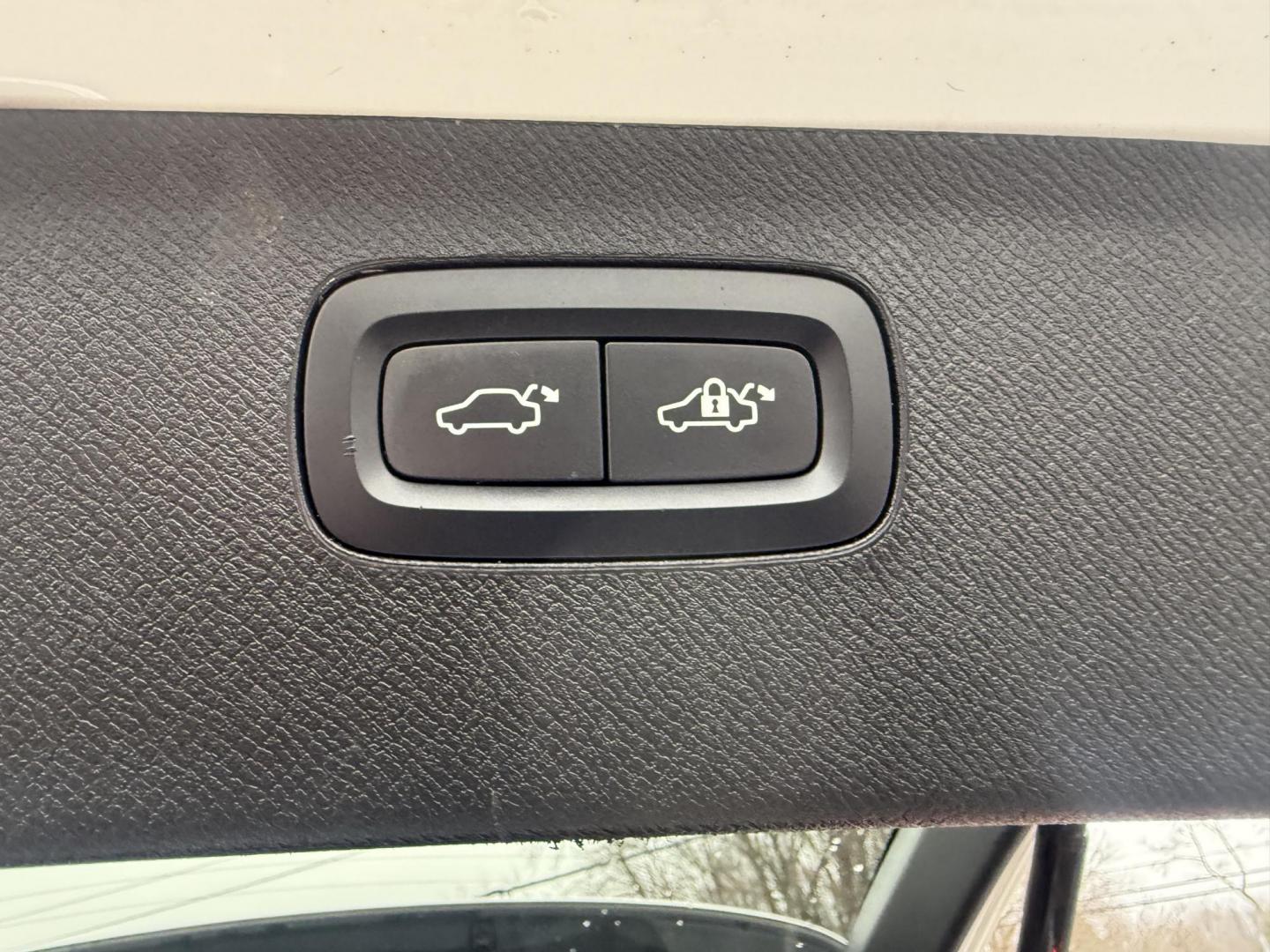 2020 White /Black Volvo XC90 T5 Momentum (YV4102PK7L1) with an 2.0L I4 DOHC 16V Turbo engine, Automatic transmission, located at 11115 Chardon Rd. , Chardon, OH, 44024, (440) 214-9705, 41.580246, -81.241943 - 2020 Volvo XC90 T5 AWD Momentum – Scandinavian Luxury, Top Safety, and Family-Ready Sophistication! This stunning 2020 Volvo XC90 T5 Momentum AWD is the pinnacle of safe, upscale driving! Powered by a refined 2.0L Turbocharged I4 engine with a silky 8-speed automatic transmission and intelligent - Photo#35