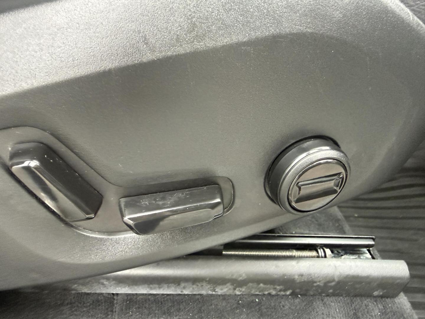 2020 White /Black Volvo XC90 T5 Momentum (YV4102PK7L1) with an 2.0L I4 DOHC 16V Turbo engine, Automatic transmission, located at 11115 Chardon Rd. , Chardon, OH, 44024, (440) 214-9705, 41.580246, -81.241943 - 2020 Volvo XC90 T5 AWD Momentum – Scandinavian Luxury, Top Safety, and Family-Ready Sophistication! This stunning 2020 Volvo XC90 T5 Momentum AWD is the pinnacle of safe, upscale driving! Powered by a refined 2.0L Turbocharged I4 engine with a silky 8-speed automatic transmission and intelligent - Photo#53