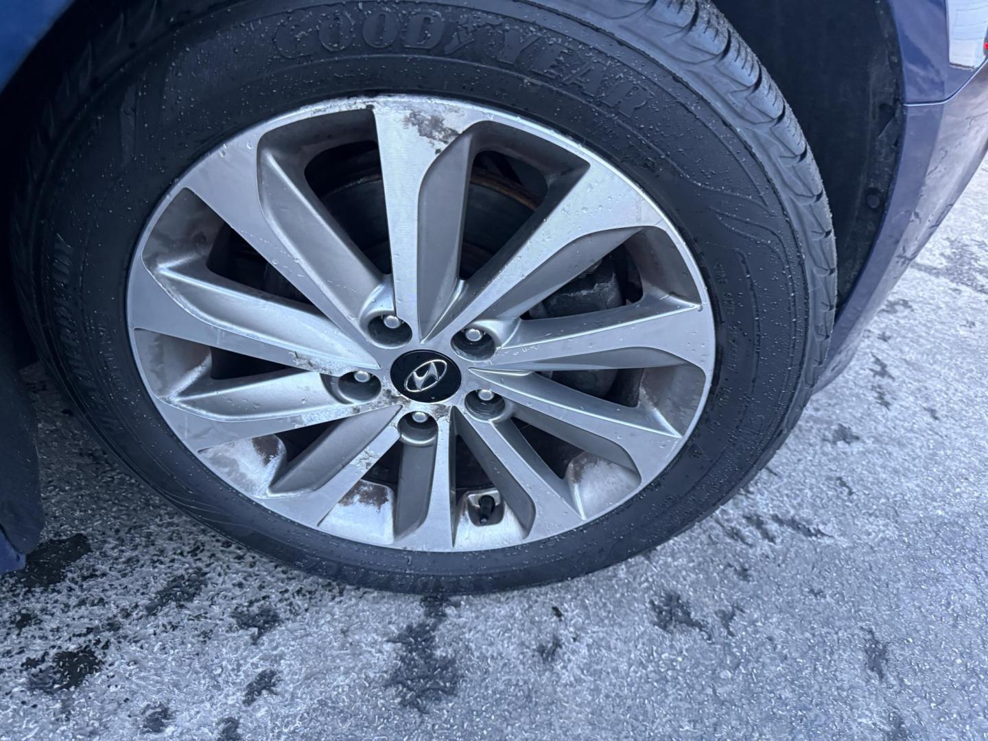 2017 Blue /Gray Hyundai Sonata Sport (5NPE34AF3HH) with an 2.4L I4 DOHC 16V engine, Automatic transmission, located at 11115 Chardon Rd. , Chardon, OH, 44024, (440) 214-9705, 41.580246, -81.241943 - 2017 Hyundai Sonata Sport – Sporty Style, Impressive Efficiency, and Loaded with Modern Tech! This sharp 2017 Hyundai Sonata Sport is the perfect blend of sleek looks, fun-to-drive performance, and wallet-friendly efficiency! Powered by a smooth 2.4L I4 GDI engine paired with a responsive 6-speed - Photo#5