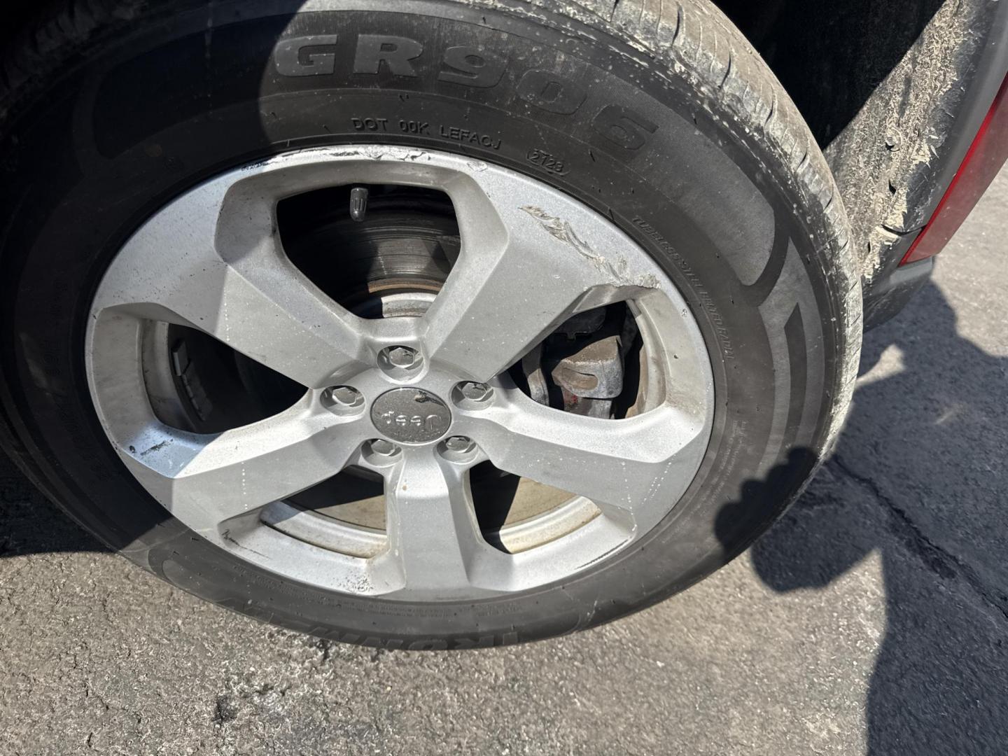 2018 Red /Black Jeep Compass Latitude 4WD (3C4NJDBB7JT) with an 2.4L I4 DOHC 16V engine, Automatic transmission, located at 547 E. Main St., Orwell, OH, 44076, (440) 437-5893, 41.535435, -80.847855 - 2018 Jeep Compass Latitude 4WD – Rugged Style, All-Weather Grip, and Loaded with Everyday Comfort! This sharp 2018 Jeep Compass Latitude 4WD is the perfect blend of adventure-ready capability and daily-driver smarts! Powered by a reliable 2.4L I4 engine paired with a smooth 9-speed automatic tran - Photo#5