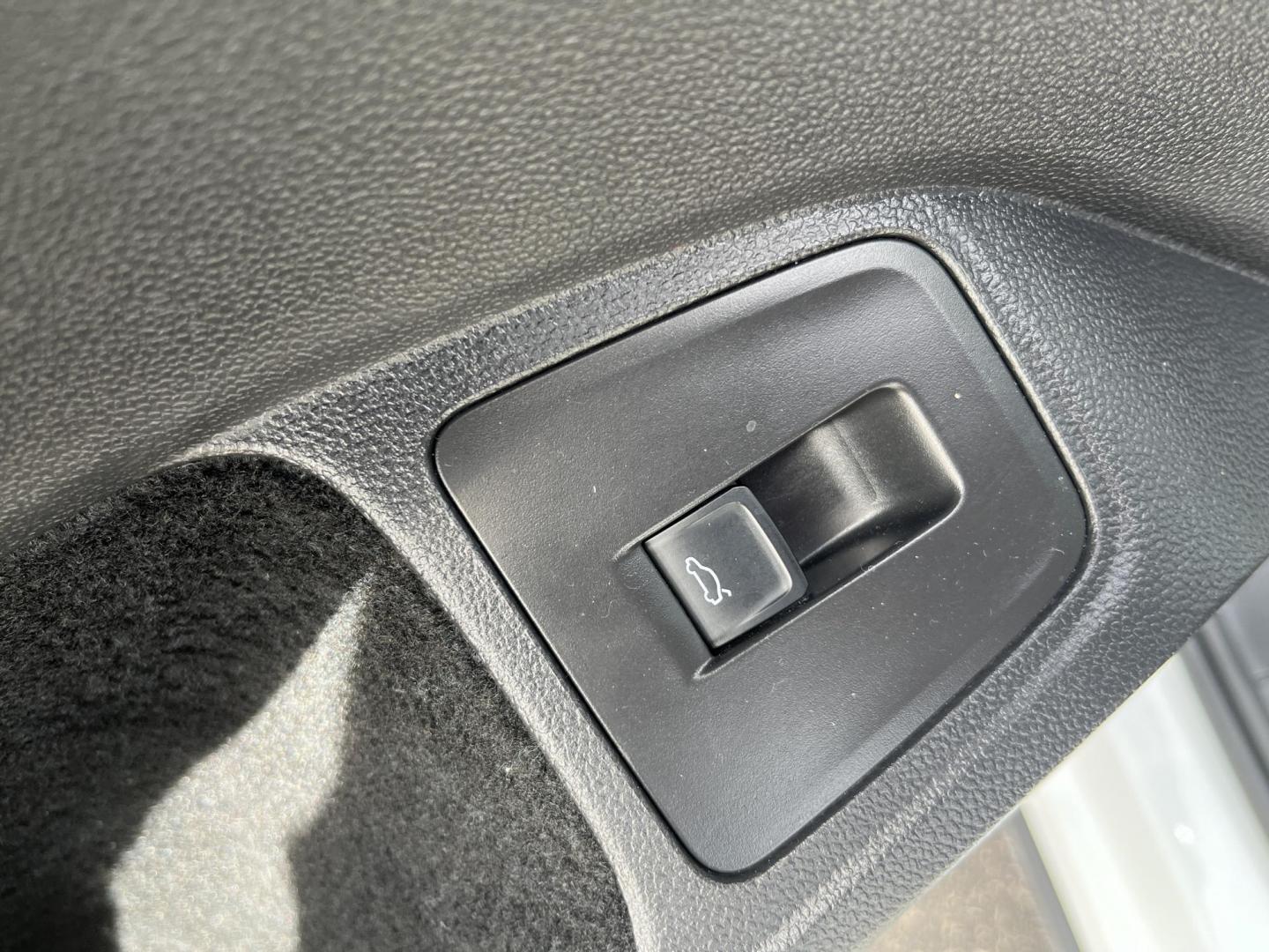 2022 White /Black Volkswagen Tiguan SE 4Motion (3VV2B7AX6NM) with an 2.0L I4 DOHC 16V Turbo engine, Automatic transmission, located at 11115 Chardon Rd. , Chardon, OH, 44024, (440) 214-9705, 41.580246, -81.241943 - 2022 Volkswagen Tiguan SE AWD – Premium Comfort, All-Weather Confidence, and Loaded with Advanced Safety & Tech! This 2022 Volkswagen Tiguan SE AWD is the perfect upscale crossover that’s ready for family adventures, daily commutes, or weekend getaways! Powered by a responsive 2.0L Turbocharged - Photo#21