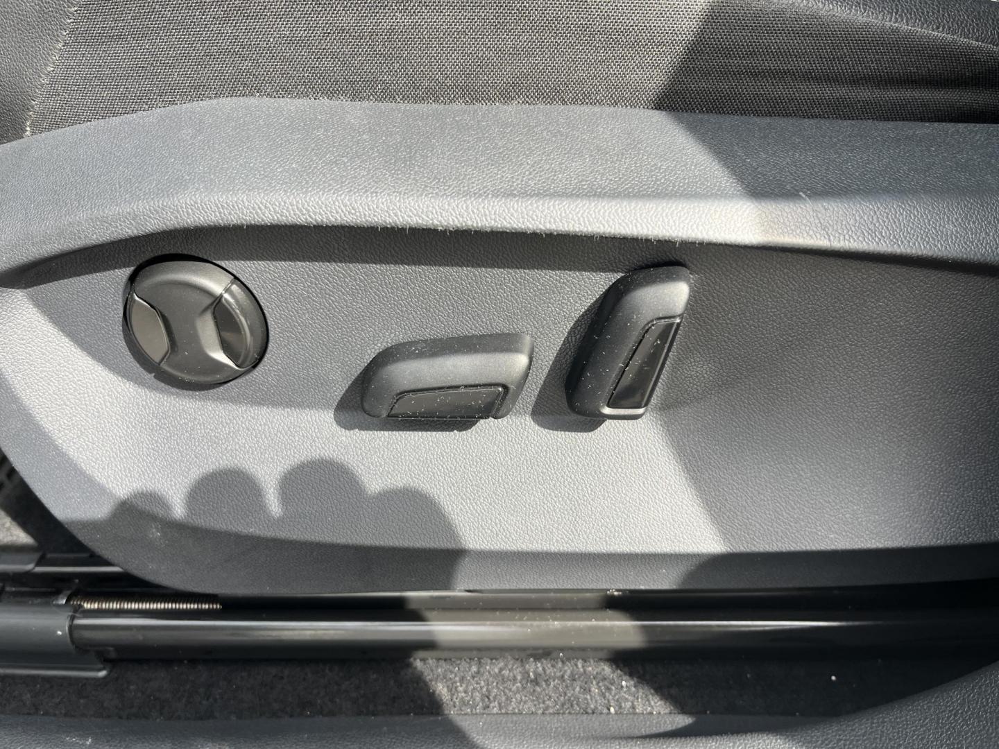 2022 White /Black Volkswagen Tiguan SE 4Motion (3VV2B7AX6NM) with an 2.0L I4 DOHC 16V Turbo engine, Automatic transmission, located at 11115 Chardon Rd. , Chardon, OH, 44024, (440) 214-9705, 41.580246, -81.241943 - 2022 Volkswagen Tiguan SE AWD – Premium Comfort, All-Weather Confidence, and Loaded with Advanced Safety & Tech! This 2022 Volkswagen Tiguan SE AWD is the perfect upscale crossover that’s ready for family adventures, daily commutes, or weekend getaways! Powered by a responsive 2.0L Turbocharged - Photo#23