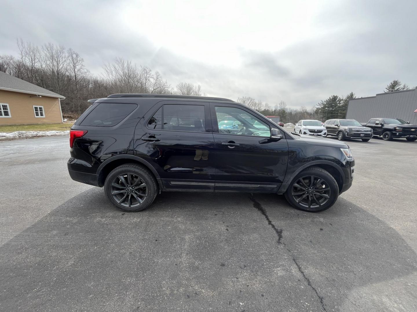 2017 Black /Black Ford Explorer XLT 4WD (1FM5K8D80HG) with an 3.5L V6 DOHC 24V engine, Automatic transmission, located at 11115 Chardon Rd. , Chardon, OH, 44024, (440) 214-9705, 41.580246, -81.241943 - 2017 Ford Explorer XLT 4WD – Loaded Adventure SUV with Towing Muscle, Sporty Looks, and Every Premium Touch! This 2017 Ford Explorer XLT 4WD is the perfect family hauler that’s ready for work, play, and everything in between! Powered by a strong 3.5L V6 engine with flex fuel capability, paired - Photo#5