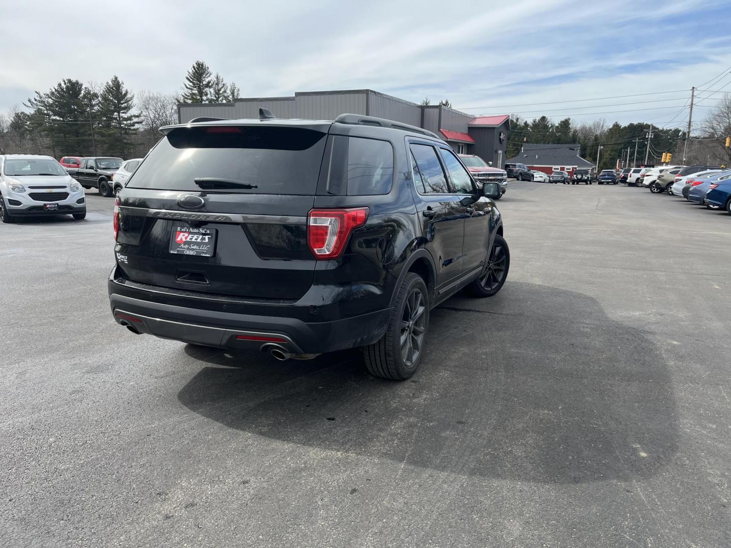 2017 Black /Black Ford Explorer XLT 4WD (1FM5K8D80HG) with an 3.5L V6 DOHC 24V engine, Automatic transmission, located at 11115 Chardon Rd. , Chardon, OH, 44024, (440) 214-9705, 41.580246, -81.241943 - 2017 Ford Explorer XLT 4WD – Loaded Adventure SUV with Towing Muscle, Sporty Looks, and Every Premium Touch! This 2017 Ford Explorer XLT 4WD is the perfect family hauler that’s ready for work, play, and everything in between! Powered by a strong 3.5L V6 engine with flex fuel capability, paired - Photo#7