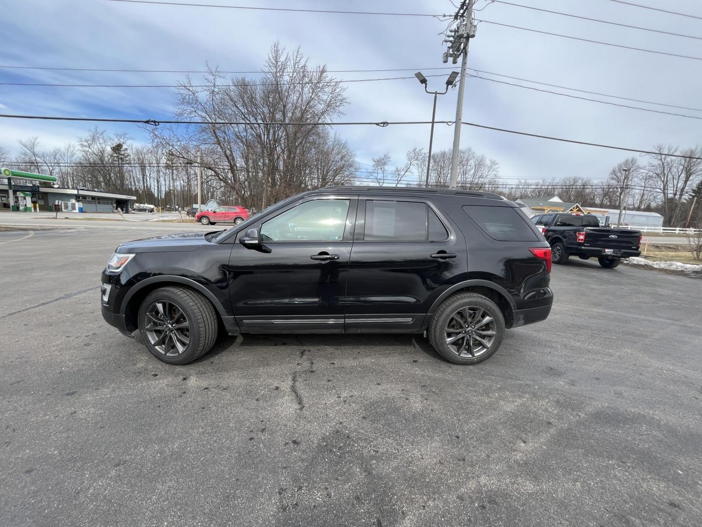 2017 Black /Black Ford Explorer XLT 4WD (1FM5K8D80HG) with an 3.5L V6 DOHC 24V engine, Automatic transmission, located at 11115 Chardon Rd. , Chardon, OH, 44024, (440) 214-9705, 41.580246, -81.241943 - 2017 Ford Explorer XLT 4WD – Loaded Adventure SUV with Towing Muscle, Sporty Looks, and Every Premium Touch! This 2017 Ford Explorer XLT 4WD is the perfect family hauler that’s ready for work, play, and everything in between! Powered by a strong 3.5L V6 engine with flex fuel capability, paired - Photo#11