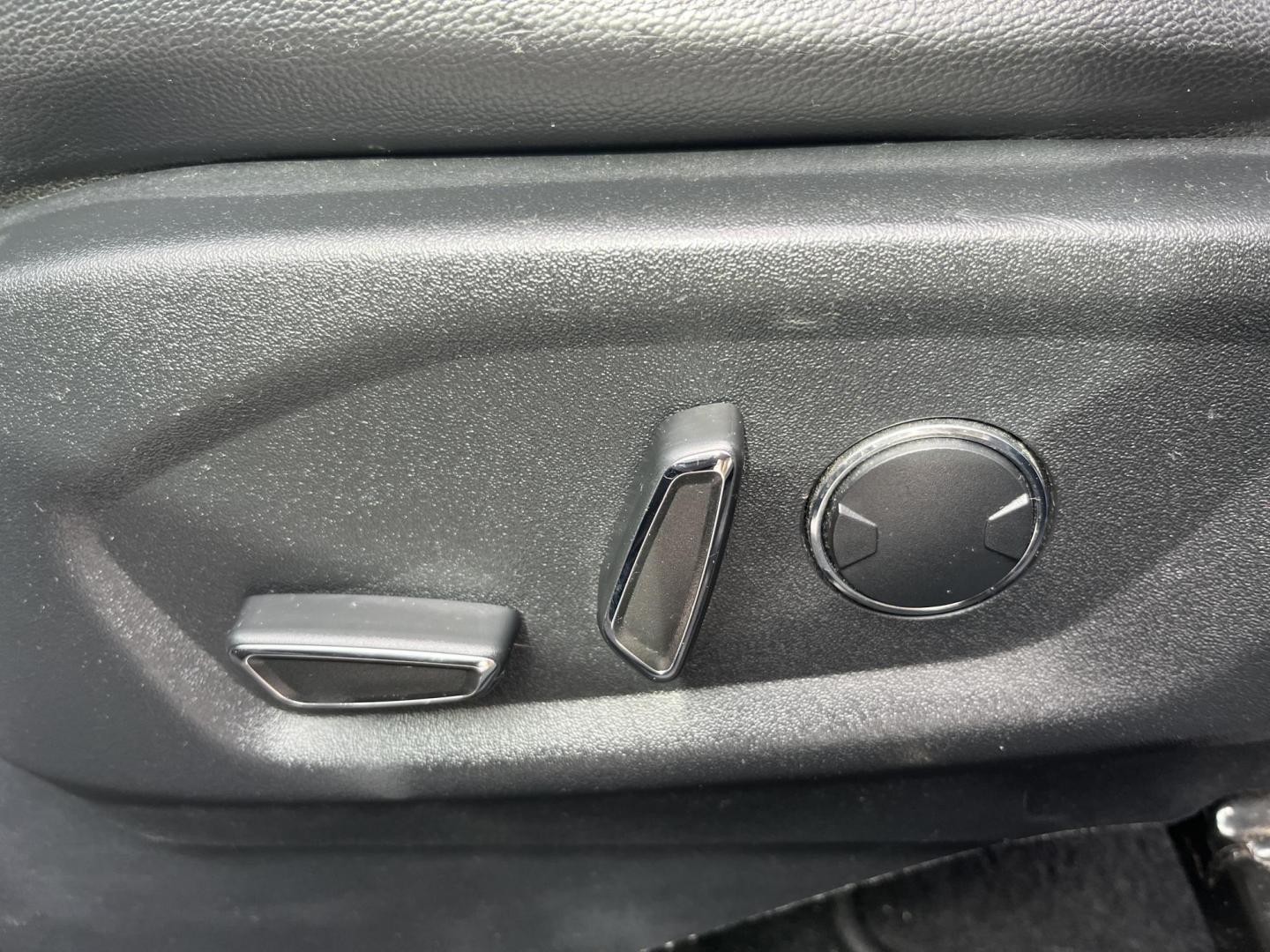 2017 Black /Black Ford Explorer XLT 4WD (1FM5K8D80HG) with an 3.5L V6 DOHC 24V engine, Automatic transmission, located at 11115 Chardon Rd. , Chardon, OH, 44024, (440) 214-9705, 41.580246, -81.241943 - 2017 Ford Explorer XLT 4WD – Loaded Adventure SUV with Towing Muscle, Sporty Looks, and Every Premium Touch! This 2017 Ford Explorer XLT 4WD is the perfect family hauler that’s ready for work, play, and everything in between! Powered by a strong 3.5L V6 engine with flex fuel capability, paired - Photo#20