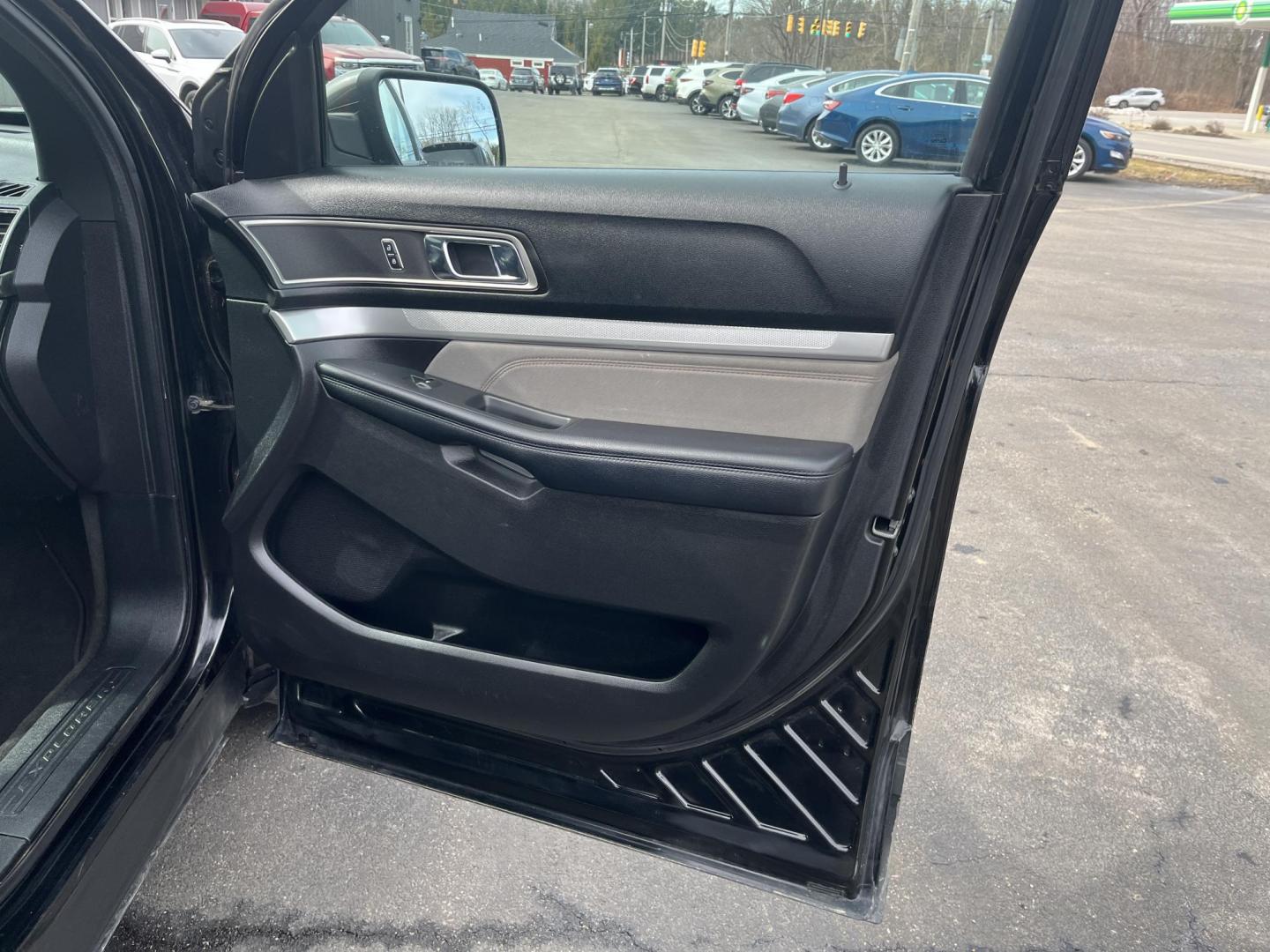 2017 Black /Black Ford Explorer XLT 4WD (1FM5K8D80HG) with an 3.5L V6 DOHC 24V engine, Automatic transmission, located at 11115 Chardon Rd. , Chardon, OH, 44024, (440) 214-9705, 41.580246, -81.241943 - 2017 Ford Explorer XLT 4WD – Loaded Adventure SUV with Towing Muscle, Sporty Looks, and Every Premium Touch! This 2017 Ford Explorer XLT 4WD is the perfect family hauler that’s ready for work, play, and everything in between! Powered by a strong 3.5L V6 engine with flex fuel capability, paired - Photo#38