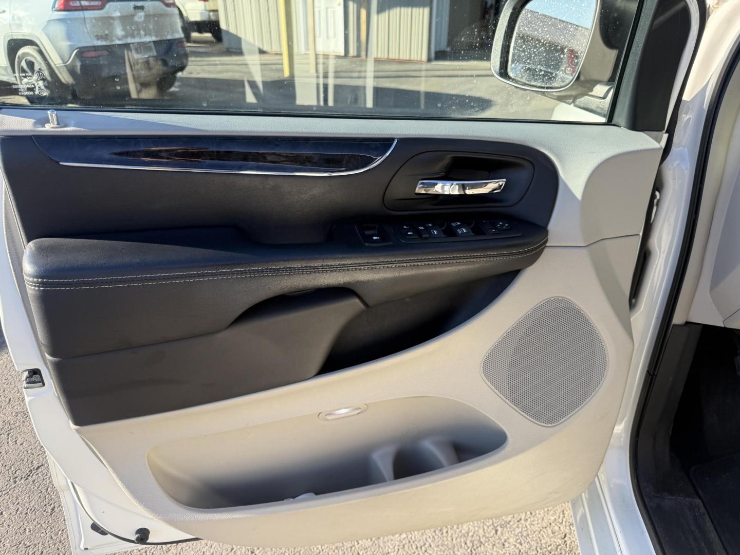 2013 White /Tan Chrysler Town & Country Touring (2C4RC1BG5DR) with an 3.6L V6 DOHC 24V engine, Automatic transmission, located at 547 E. Main St., Orwell, OH, 44076, (440) 437-5893, 41.535435, -80.847855 - 2013 Chrysler Town & Country Touring – Spacious Family Minivan with Stow 'n Go Magic and Loaded Comfort Features! This 2013 Chrysler Town & Country Touring is the ultimate family hauler that makes every trip easy and enjoyable! Powered by a smooth, proven 3.6L V6 Pentastar engine paired with a re - Photo#8