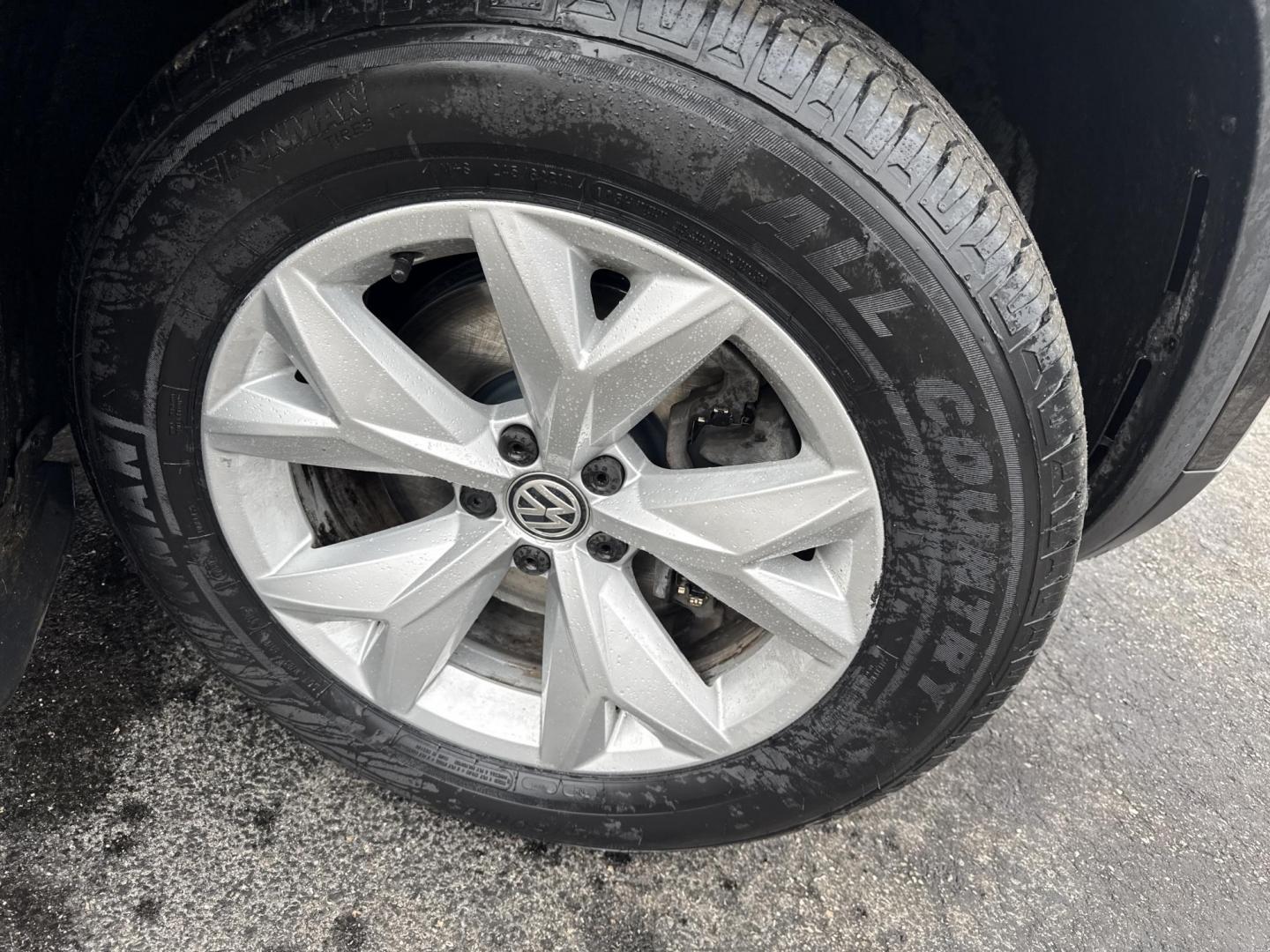 2018 Black /Black Volkswagen Atlas V6 SEL AWD (1V2MR2CA1JC) with an 3.6L V6 DOHC 24V engine, Automatic transmission, located at 11115 Chardon Rd. , Chardon, OH, 44024, (440) 214-9705, 41.580246, -81.241943 - 2018 Volkswagen Atlas SEL AWD – Spacious 3-Row Family SUV Loaded with Premium Features and All-Weather Confidence! This 2018 Volkswagen Atlas SEL AWD is the ultimate family adventure machine that combines massive space, upscale comfort, and smart tech! Powered by the smooth, powerful 3.6L VR6 eng - Photo#5