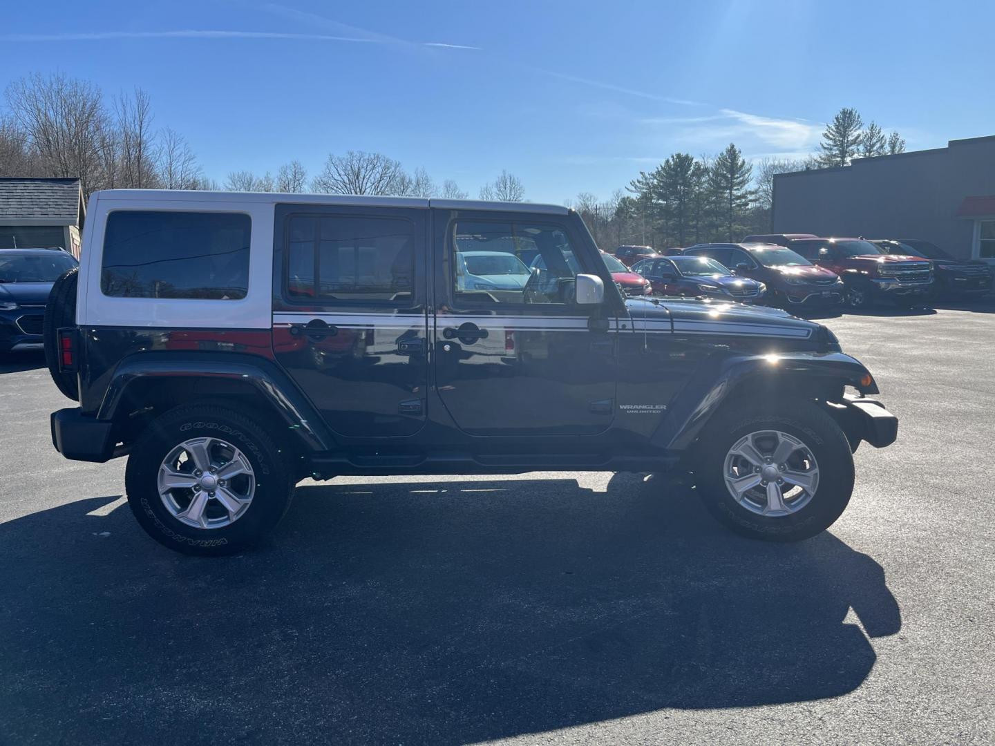 2017 Gray /Black Jeep Wrangler Unlimited Sahara 4WD (1C4BJWEG8HL) with an 3.6L V6 DOHC 24V engine, Automatic transmission, located at 11115 Chardon Rd. , Chardon, OH, 44024, (440) 214-9705, 41.580246, -81.241943 - 2017 Jeep Wrangler Unlimited Chief Edition 4WD – Special-Edition Icon with Premium Touches and True Off-Road DNA! This 2017 Jeep Wrangler Unlimited Chief Edition 4WD is a standout collector's gem that blends classic Jeep toughness with exclusive style upgrades! Powered by the reliable 3.6L Pentas - Photo#5