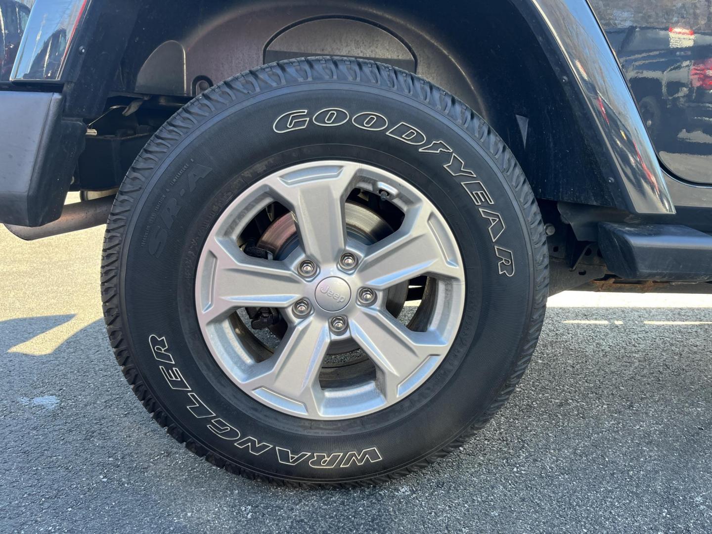 2017 Gray /Black Jeep Wrangler Unlimited Sahara 4WD (1C4BJWEG8HL) with an 3.6L V6 DOHC 24V engine, Automatic transmission, located at 11115 Chardon Rd. , Chardon, OH, 44024, (440) 214-9705, 41.580246, -81.241943 - 2017 Jeep Wrangler Unlimited Chief Edition 4WD – Special-Edition Icon with Premium Touches and True Off-Road DNA! This 2017 Jeep Wrangler Unlimited Chief Edition 4WD is a standout collector's gem that blends classic Jeep toughness with exclusive style upgrades! Powered by the reliable 3.6L Pentas - Photo#7