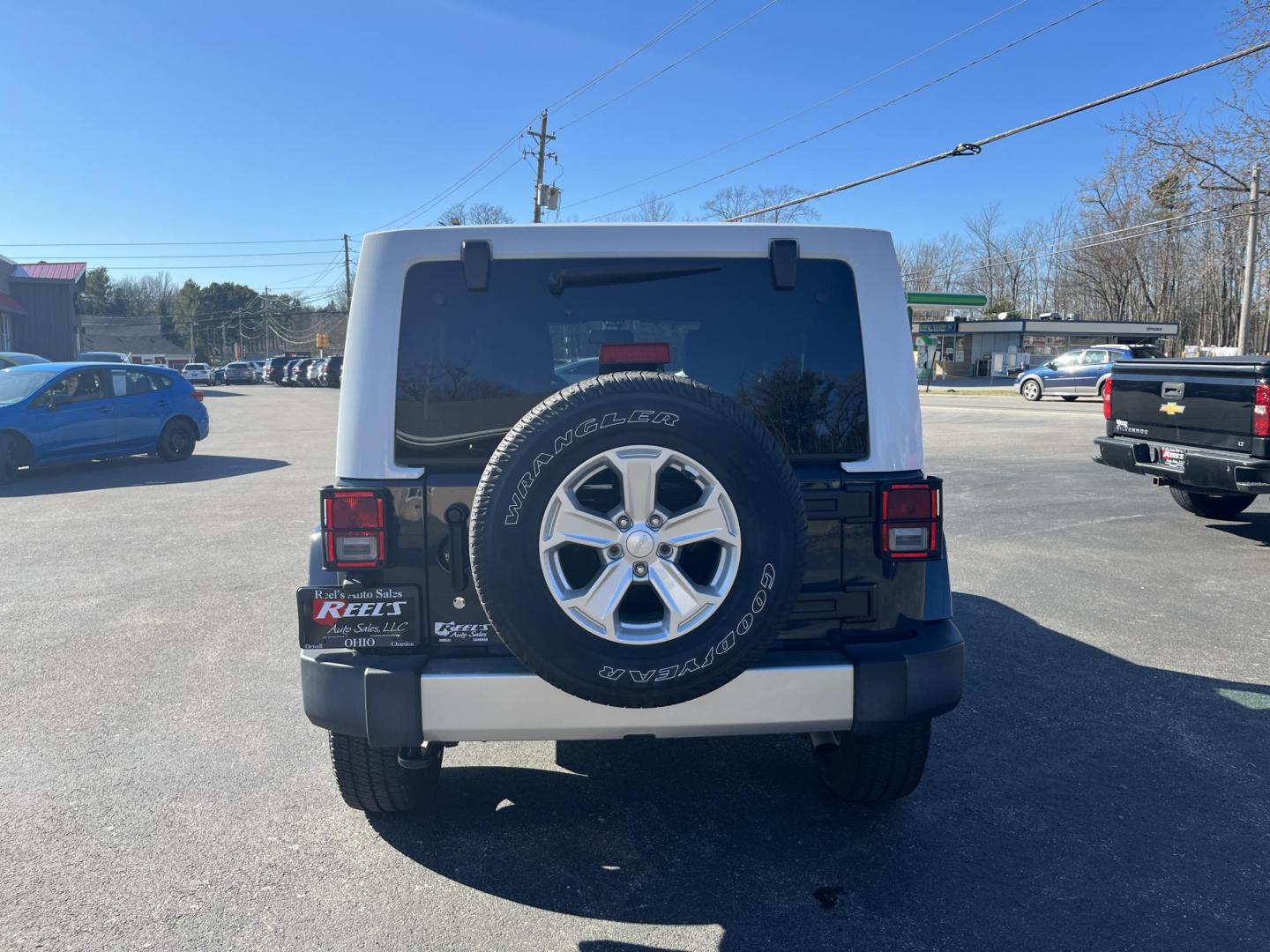 2017 Gray /Black Jeep Wrangler Unlimited Sahara 4WD (1C4BJWEG8HL) with an 3.6L V6 DOHC 24V engine, Automatic transmission, located at 11115 Chardon Rd. , Chardon, OH, 44024, (440) 214-9705, 41.580246, -81.241943 - 2017 Jeep Wrangler Unlimited Chief Edition 4WD – Special-Edition Icon with Premium Touches and True Off-Road DNA! This 2017 Jeep Wrangler Unlimited Chief Edition 4WD is a standout collector's gem that blends classic Jeep toughness with exclusive style upgrades! Powered by the reliable 3.6L Pentas - Photo#8