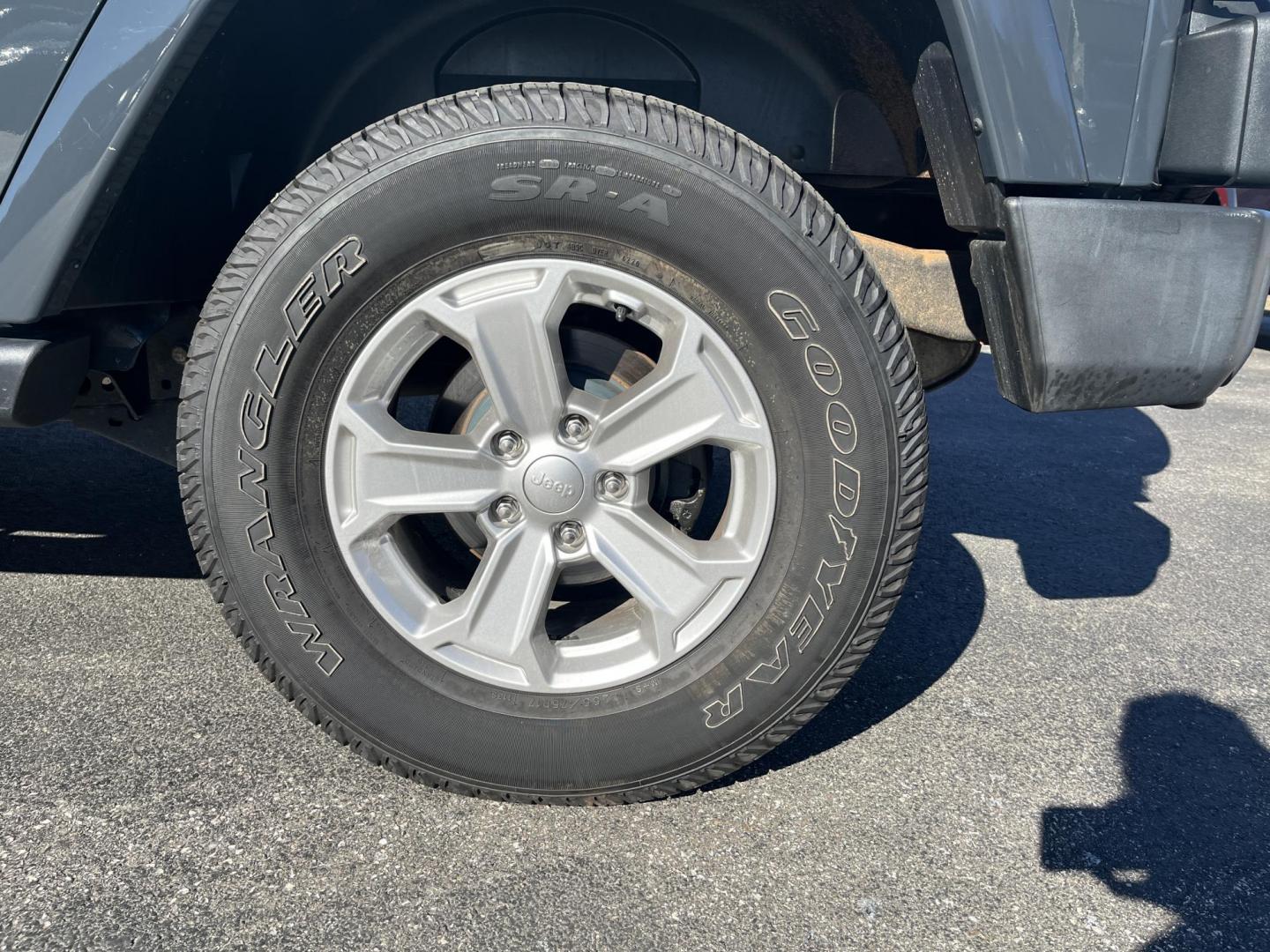 2017 Gray /Black Jeep Wrangler Unlimited Sahara 4WD (1C4BJWEG8HL) with an 3.6L V6 DOHC 24V engine, Automatic transmission, located at 11115 Chardon Rd. , Chardon, OH, 44024, (440) 214-9705, 41.580246, -81.241943 - 2017 Jeep Wrangler Unlimited Chief Edition 4WD – Special-Edition Icon with Premium Touches and True Off-Road DNA! This 2017 Jeep Wrangler Unlimited Chief Edition 4WD is a standout collector's gem that blends classic Jeep toughness with exclusive style upgrades! Powered by the reliable 3.6L Pentas - Photo#10