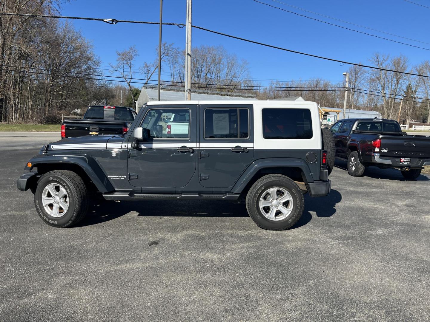 2017 Gray /Black Jeep Wrangler Unlimited Sahara 4WD (1C4BJWEG8HL) with an 3.6L V6 DOHC 24V engine, Automatic transmission, located at 11115 Chardon Rd. , Chardon, OH, 44024, (440) 214-9705, 41.580246, -81.241943 - 2017 Jeep Wrangler Unlimited Chief Edition 4WD – Special-Edition Icon with Premium Touches and True Off-Road DNA! This 2017 Jeep Wrangler Unlimited Chief Edition 4WD is a standout collector's gem that blends classic Jeep toughness with exclusive style upgrades! Powered by the reliable 3.6L Pentas - Photo#11