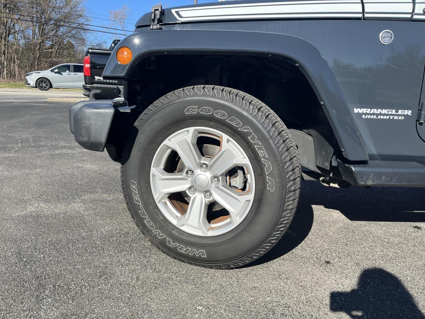 2017 Gray /Black Jeep Wrangler Unlimited Sahara 4WD (1C4BJWEG8HL) with an 3.6L V6 DOHC 24V engine, Automatic transmission, located at 11115 Chardon Rd. , Chardon, OH, 44024, (440) 214-9705, 41.580246, -81.241943 - 2017 Jeep Wrangler Unlimited Chief Edition 4WD – Special-Edition Icon with Premium Touches and True Off-Road DNA! This 2017 Jeep Wrangler Unlimited Chief Edition 4WD is a standout collector's gem that blends classic Jeep toughness with exclusive style upgrades! Powered by the reliable 3.6L Pentas - Photo#12