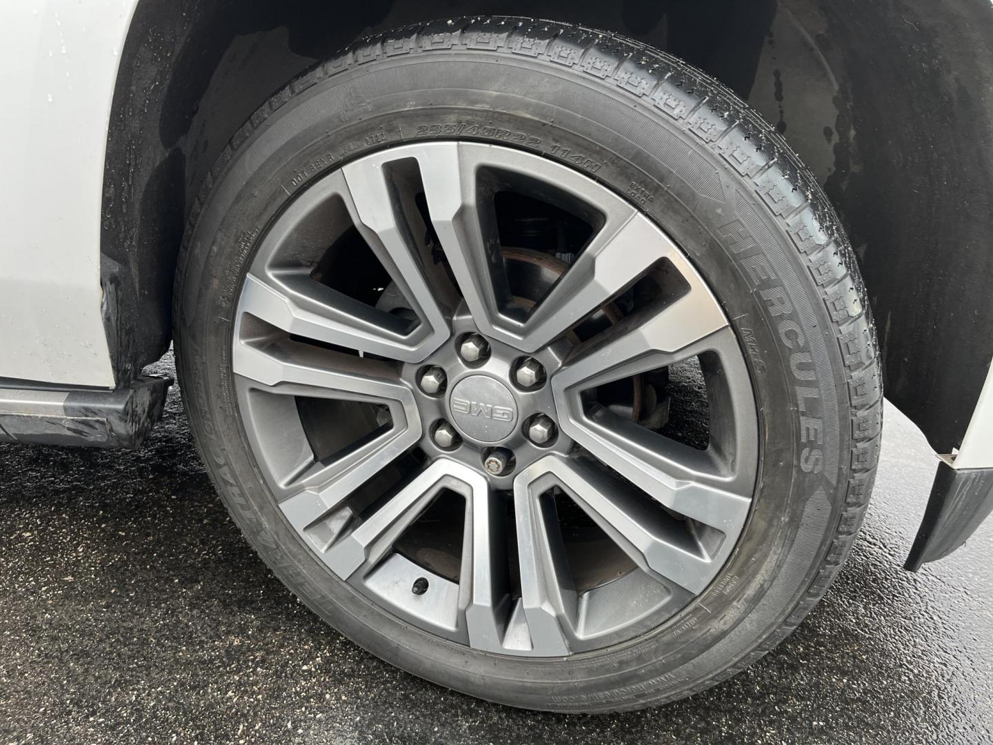 2019 White /Gray GMC Yukon XL Denali 4WD (1GKS2HKJ6KR) with an 6.2L V8 OHV 16V engine, Automatic transmission, located at 11115 Chardon Rd. , Chardon, OH, 44024, (440) 214-9705, 41.580246, -81.241943 - 2019 GMC Yukon XL Denali 4WD – Ultimate Full-Size Luxury Beast with Massive Power and Every Premium Feature Loaded! This 2019 GMC Yukon XL Denali 4WD is the king of family haulers and towing machines – massive space, insane capability, and top-shelf luxury from front to back! Under the hood roa - Photo#4