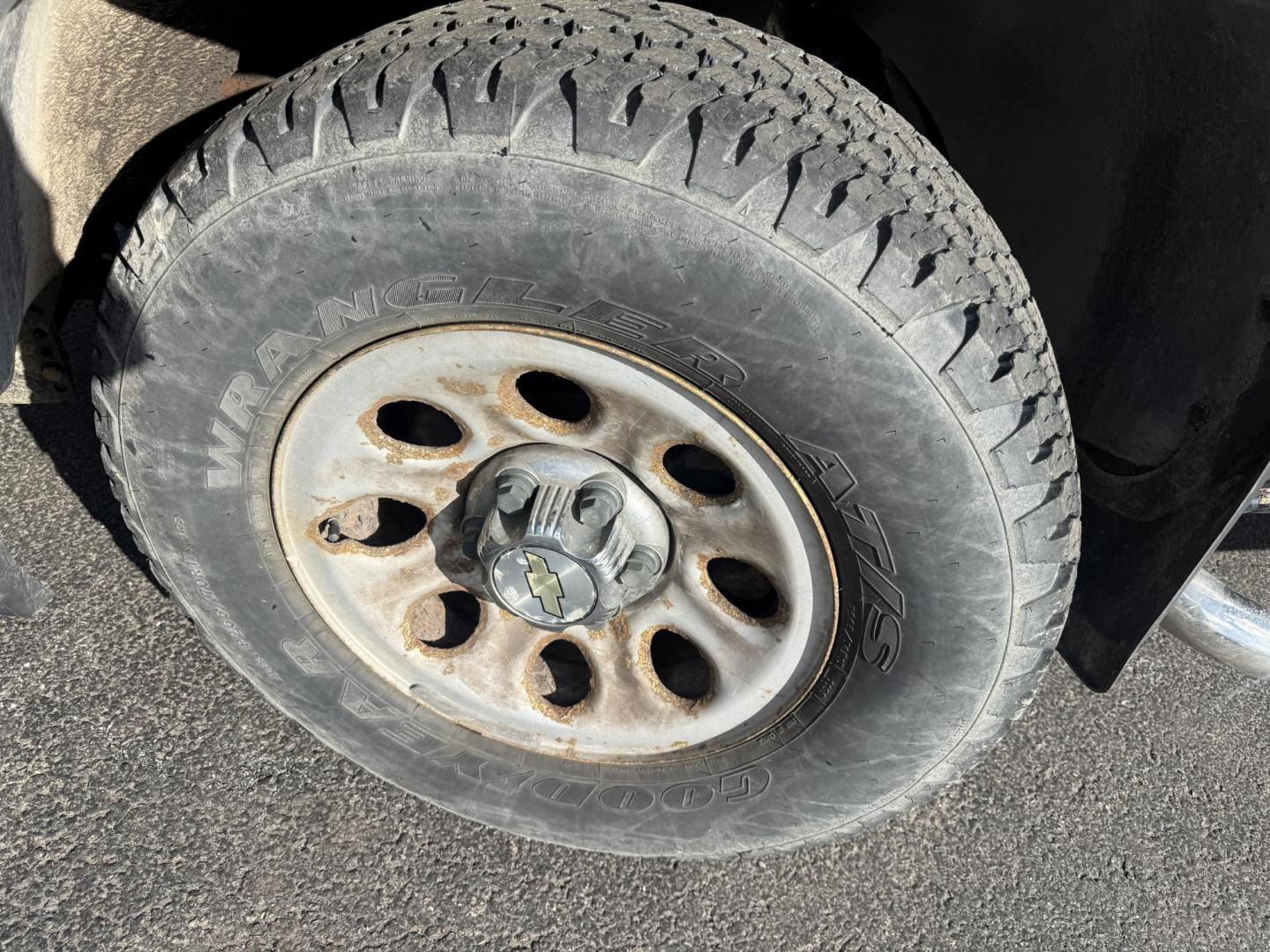 2006 Black /Black Chevrolet Silverado 1500 LS 4WD (3GCEK14V96G) with an 4.8L V8 OHV 16V engine, Automatic transmission, located at 547 E. Main St., Orwell, OH, 44076, (440) 437-5893, 41.535435, -80.847855 - 2006 Chevrolet Silverado 1500 LS Regular Cab 4WD – Tough Work Truck with Plow and Proven Reliability! This no-nonsense 2006 Chevrolet Silverado 1500 LS Regular Cab 4WD is built for hard work and ready to tackle Ohio winters or job-site demands! Powered by the dependable 4.8L Vortec V8 engine pair - Photo#27