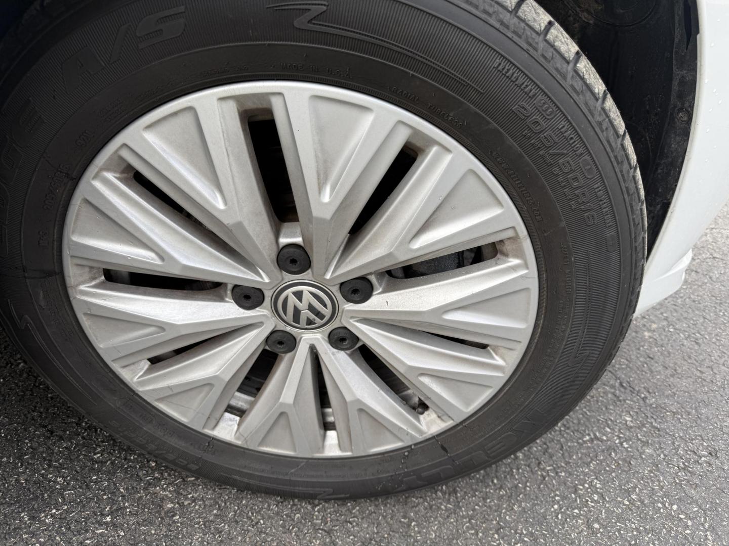 2019 White /Black Volkswagen Jetta 1.4T S 8A (3VWC57BU4KM) with an 1.4L I4 DOHC 20V Turbo engine, Automatic transmission, located at 547 E. Main St., Orwell, OH, 44076, (440) 437-5893, 41.535435, -80.847855 - 2019 Volkswagen Jetta S – Efficient Turbo Sedan with German Precision, Modern Tech, and Incredible Highway MPG! This sharp 2019 Volkswagen Jetta S brings that signature German engineering and attention to detail without the premium price tag! Powered by a responsive 1.4L I4 Turbocharged engine pa - Photo#4