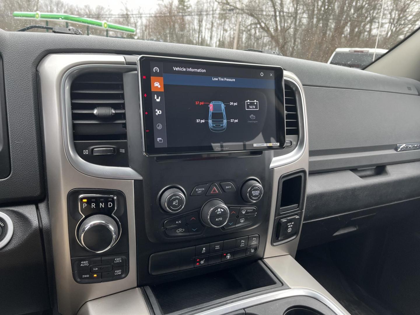 2018 White /Black RAM 1500 Big Horn Crew Cab SWB 4WD (1C6RR7LT4JS) with an 5.7L V8 OHV 16V engine, Automatic transmission, located at 547 E. Main St., Orwell, OH, 44076, (440) 437-5893, 41.535435, -80.847855 - 2018 Ram 1500 Big Horn Crew Cab 4WD – HEMI-Powered Workhorse with Premium Touches and Serious Towing Muscle! This 2018 Ram 1500 Big Horn Crew Cab 4WD is the perfect full-size truck that blends everyday comfort, tough capability, and modern tech! Powered by the legendary 5.7L HEMI V8 engine paired - Photo#21