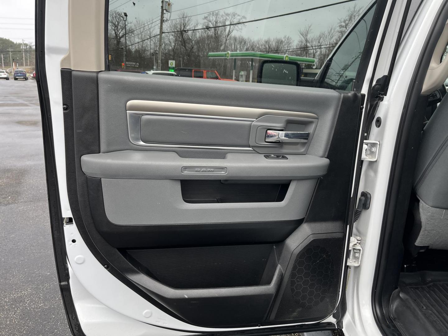 2018 White /Black RAM 1500 Big Horn Crew Cab SWB 4WD (1C6RR7LT4JS) with an 5.7L V8 OHV 16V engine, Automatic transmission, located at 547 E. Main St., Orwell, OH, 44076, (440) 437-5893, 41.535435, -80.847855 - 2018 Ram 1500 Big Horn Crew Cab 4WD – HEMI-Powered Workhorse with Premium Touches and Serious Towing Muscle! This 2018 Ram 1500 Big Horn Crew Cab 4WD is the perfect full-size truck that blends everyday comfort, tough capability, and modern tech! Powered by the legendary 5.7L HEMI V8 engine paired - Photo#26