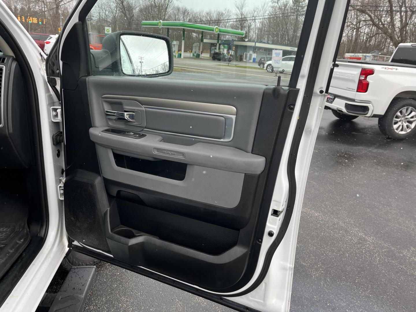 2018 White /Black RAM 1500 Big Horn Crew Cab SWB 4WD (1C6RR7LT4JS) with an 5.7L V8 OHV 16V engine, Automatic transmission, located at 547 E. Main St., Orwell, OH, 44076, (440) 437-5893, 41.535435, -80.847855 - 2018 Ram 1500 Big Horn Crew Cab 4WD – HEMI-Powered Workhorse with Premium Touches and Serious Towing Muscle! This 2018 Ram 1500 Big Horn Crew Cab 4WD is the perfect full-size truck that blends everyday comfort, tough capability, and modern tech! Powered by the legendary 5.7L HEMI V8 engine paired - Photo#30