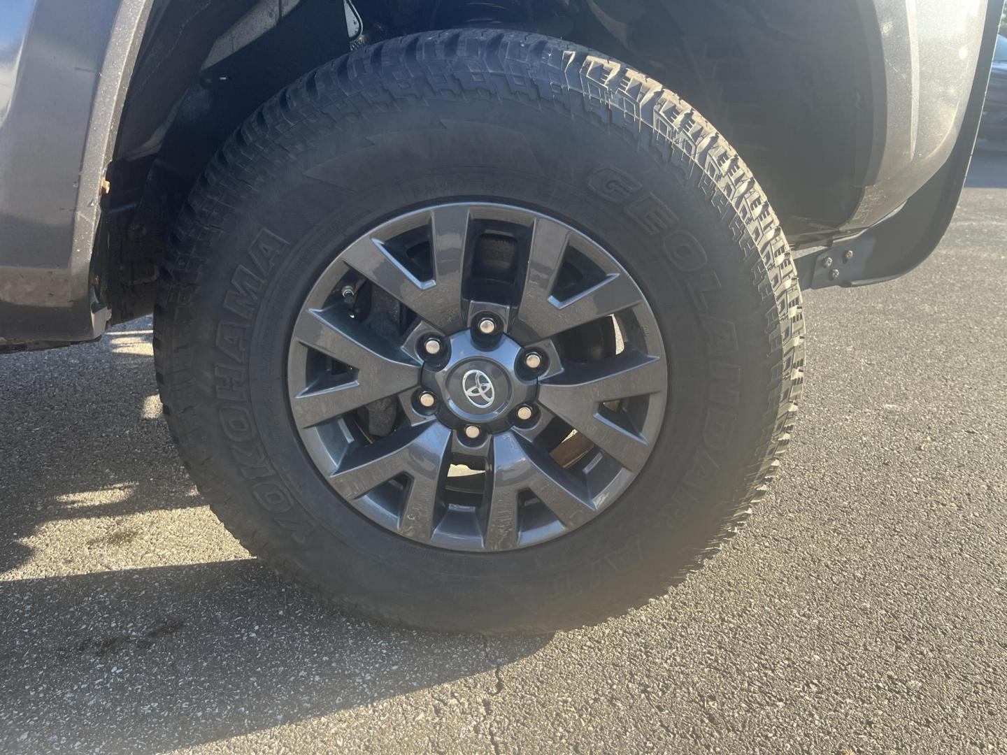 2021 Gray /Black Toyota Tacoma SR5 Access Cab V6 6AT 4WD (3TYSZ5AN8MT) with an 3.5L V6 DOHC 24V engine, Automatic transmission, located at 11115 Chardon Rd. , Chardon, OH, 44024, (440) 214-9705, 41.580246, -81.241943 - 2021 Toyota Tacoma SR5 Access Cab 4WD – Rugged, Reliable, and Loaded with Modern Safety & Tech! This 2021 Toyota Tacoma SR5 Access Cab 4WD is the perfect midsize truck that combines legendary Toyota toughness with modern features and real off-road capability! Powered by the strong 3.5L D-4S V6 en - Photo#4