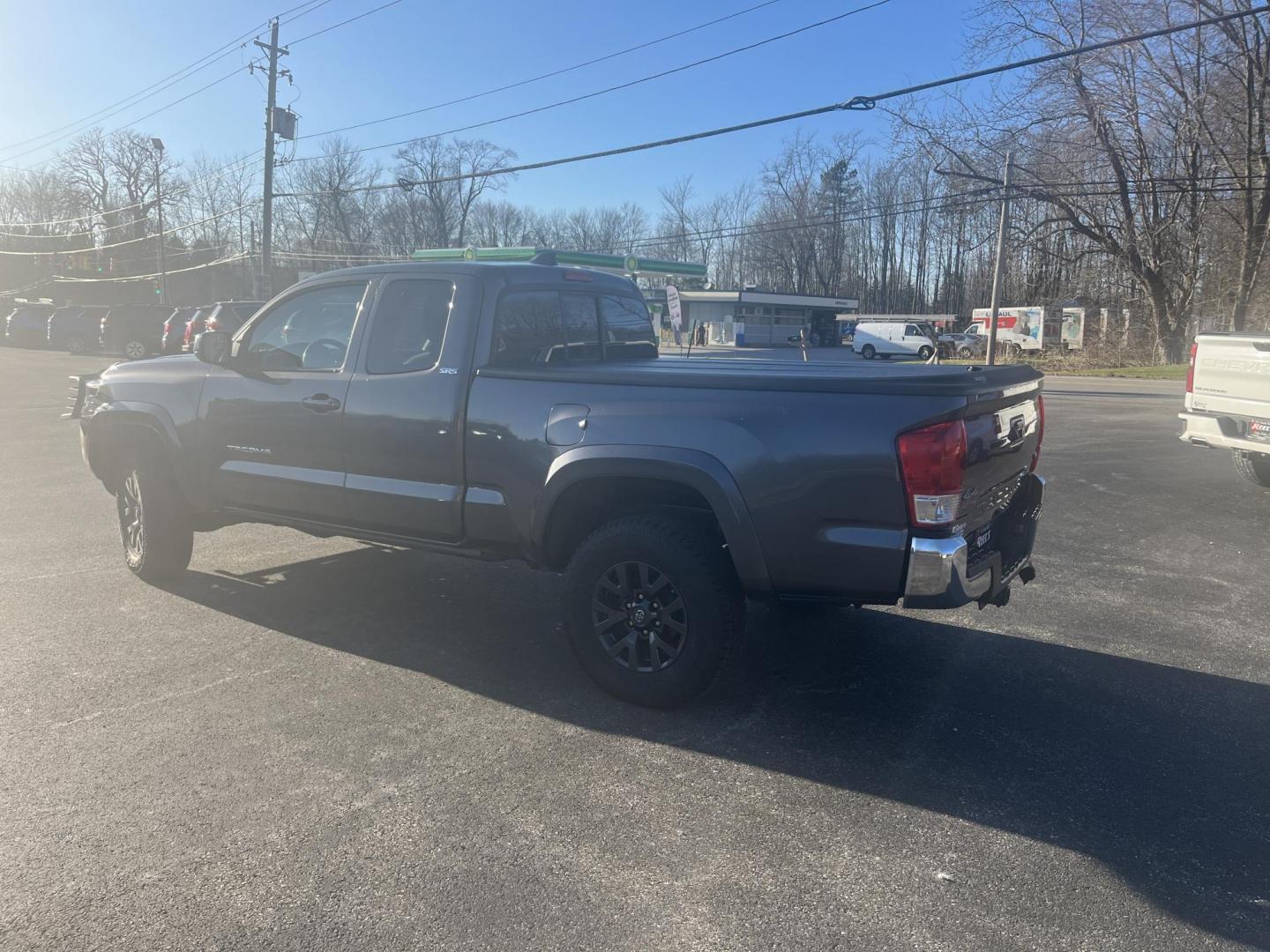 2021 Gray /Black Toyota Tacoma SR5 Access Cab V6 6AT 4WD (3TYSZ5AN8MT) with an 3.5L V6 DOHC 24V engine, Automatic transmission, located at 11115 Chardon Rd. , Chardon, OH, 44024, (440) 214-9705, 41.580246, -81.241943 - 2021 Toyota Tacoma SR5 Access Cab 4WD – Rugged, Reliable, and Loaded with Modern Safety & Tech! This 2021 Toyota Tacoma SR5 Access Cab 4WD is the perfect midsize truck that combines legendary Toyota toughness with modern features and real off-road capability! Powered by the strong 3.5L D-4S V6 en - Photo#9